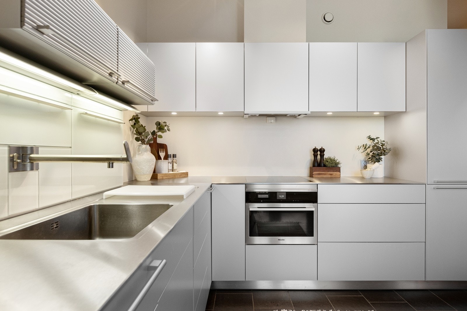 Her har du Induksjonstopp fra Gaggenau, dampovn, kombiskap med ismaskin, og oppvaskmaskin - alle fra Miele. Galleribilde