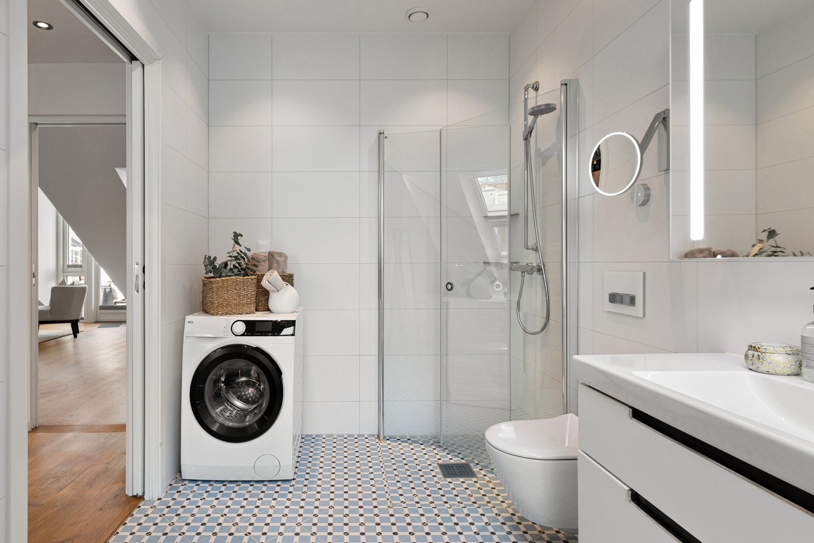 Stor servantskap fra Villeroy & Boch med glatte fronter, samt stor dusjnisje og god plass til vaskemaskin og tørketrommel. Galleribilde