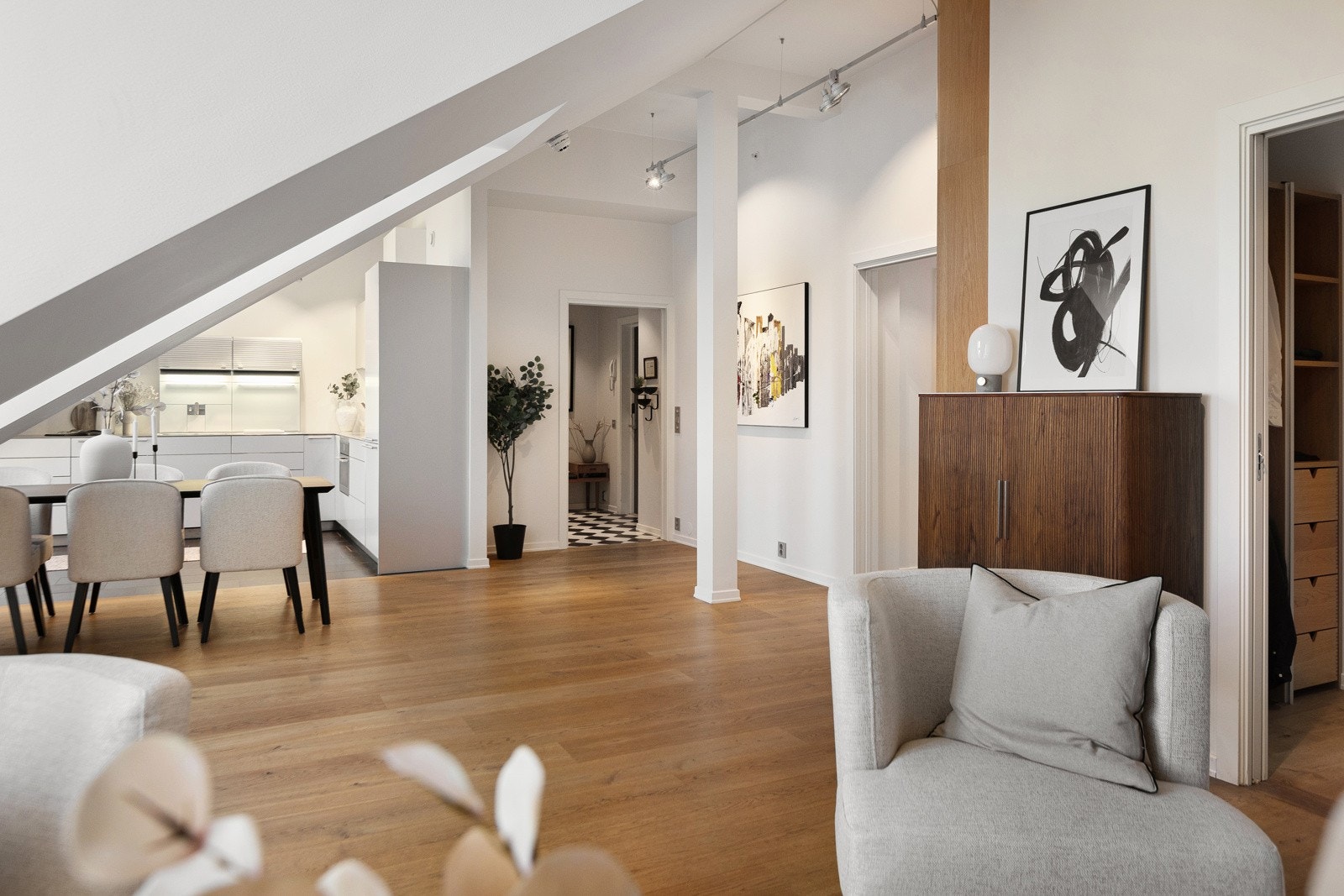 Felleskostnadene utgjør kr. 6 089,- pr. mnd. som inkl. bl.a. inkluderer: Oppvarmin og varmtvann (jordvarmeanlegg), kabel-TV, fiber bredbånd, garasje, byggforsikring, vaktmestertjeneste, drift og vedlikehold, vask av trapper, kom.avg. m.m. Galleribilde