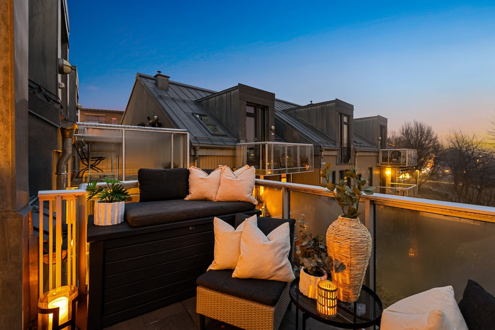 Den luftige balkongen fungerer som en perfekt forlengelse av stuearealet. Galleribilde