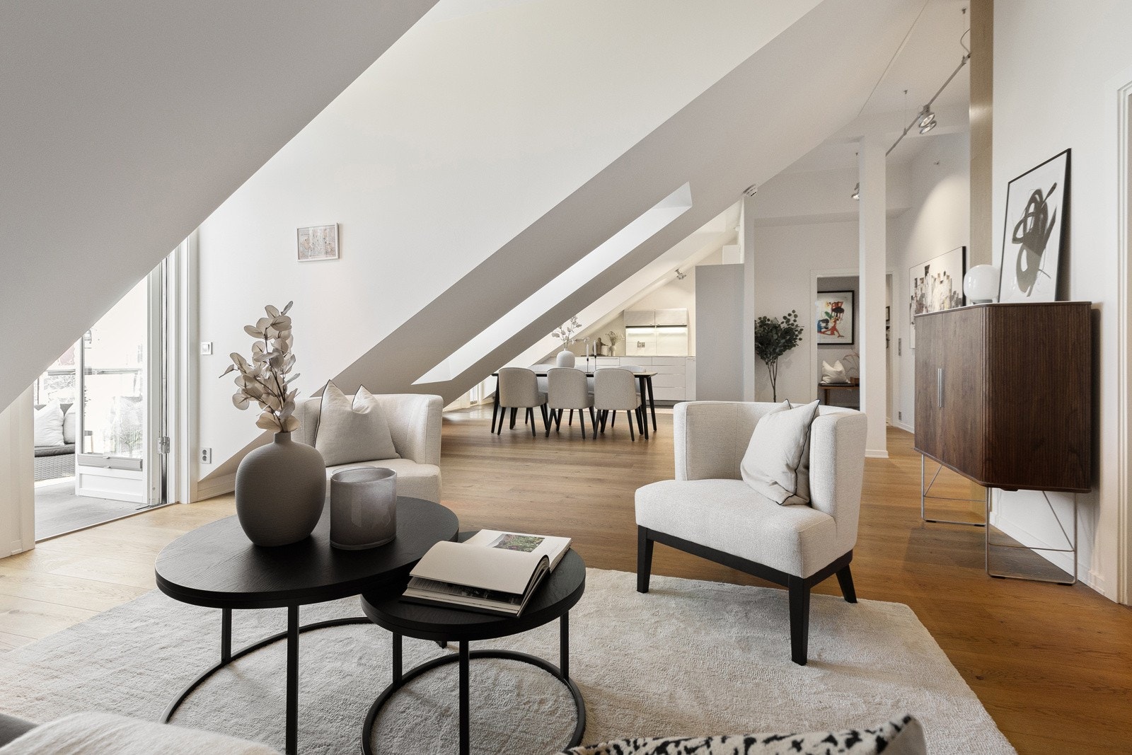 Boligen har meget påkostet, eksklusive løsninger i arkitetkttegnet bygg fra 2015. Galleribilde