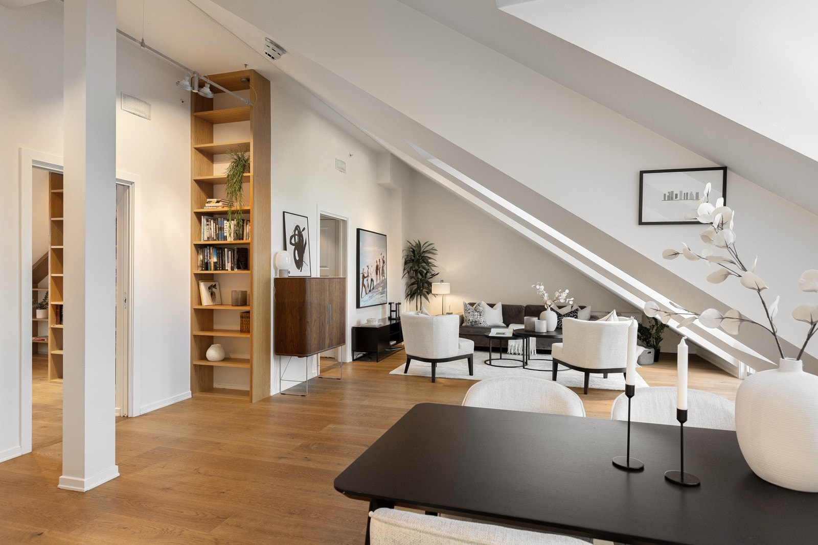 Gulvet er lagt med 1-stavs parkett fra Skattekammeret. Arkitekttegnet bokhylleløsning fra Caspari Møbelsnekker i Bærum. Galleribilde