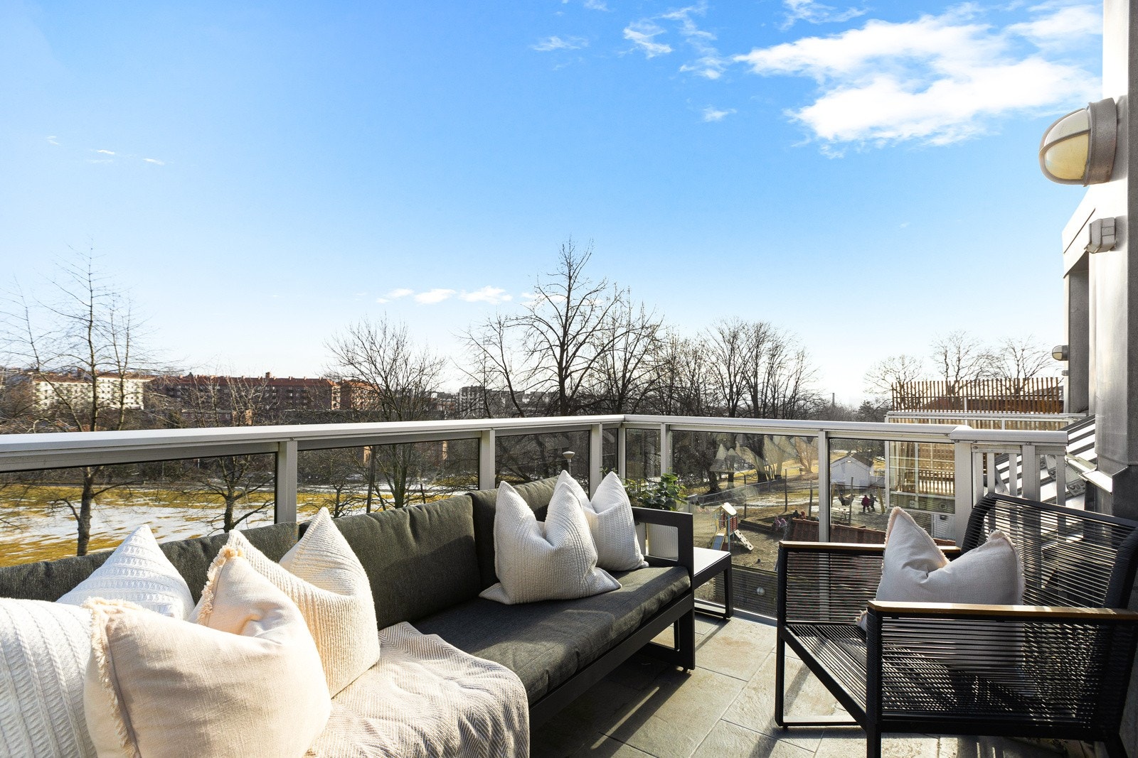 Fra stuen er det direkte utgang til balkong på ca. 5,7 m² hvor du har en fantastisk utsikt mot Myraløkka og Akerselva. Galleribilde