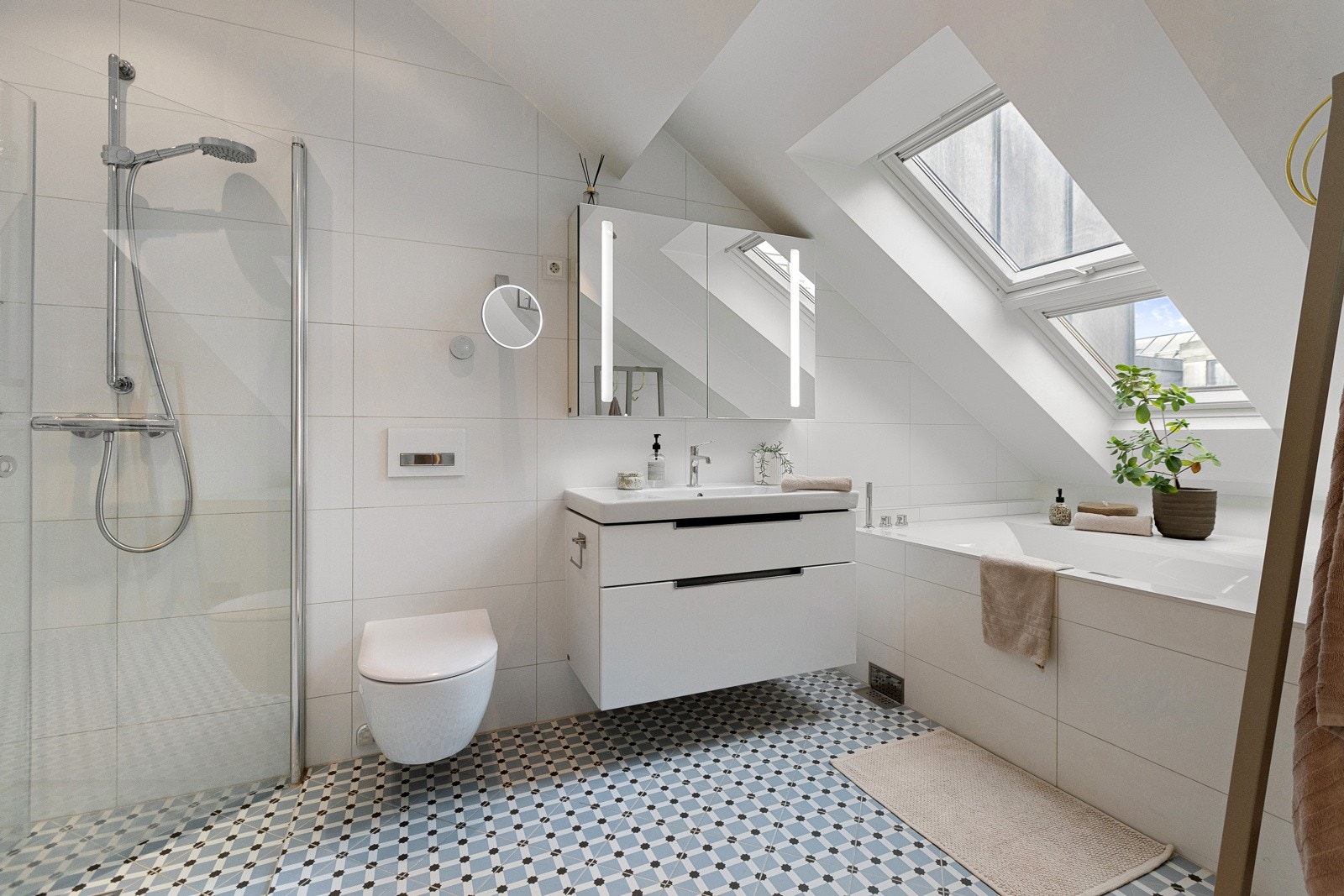 Her er det eksklusive fliser på gulv og vegger. Stort boblebad fra Villeroy & Boch med massasjefunksjon, integrert belysning og fjernkontroll. Galleribilde