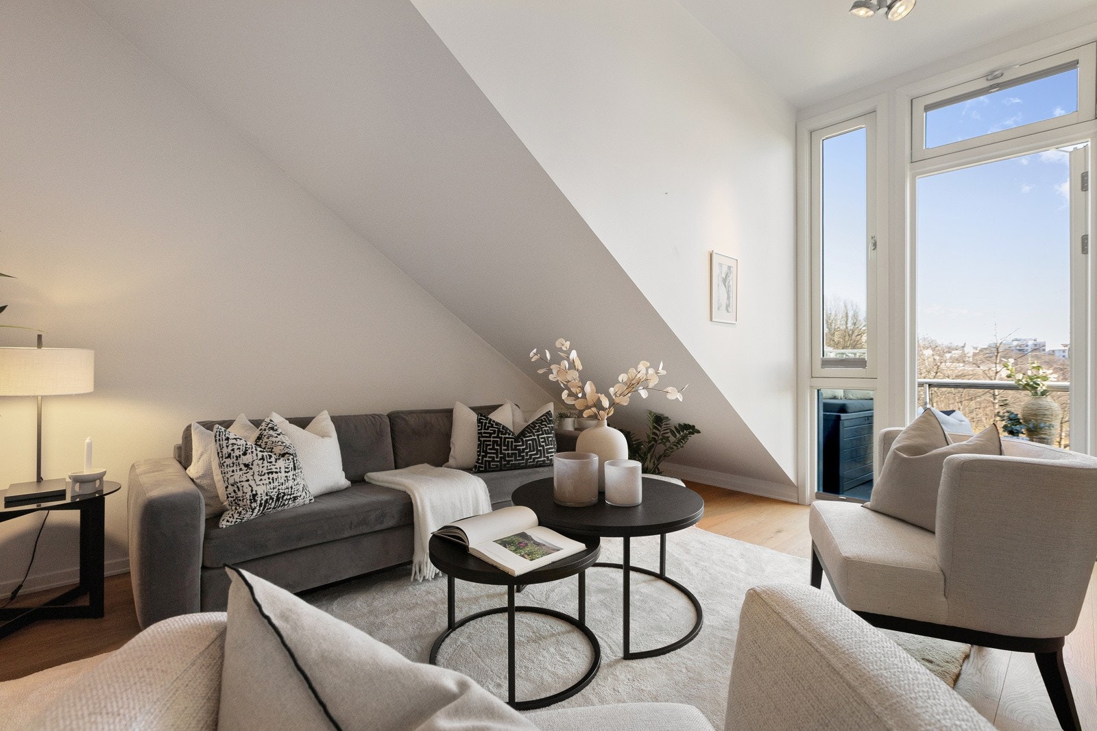 Alle vinduer har spesialtilpassede plisségardiner fra HD Solskjerming. Belysning fra Expo Nova. Galleribilde