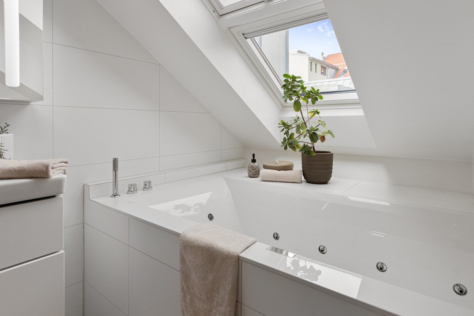 Fra badekaret har du utsikt (ingen innsyn) gjennom Velux takvindu. Galleribilde