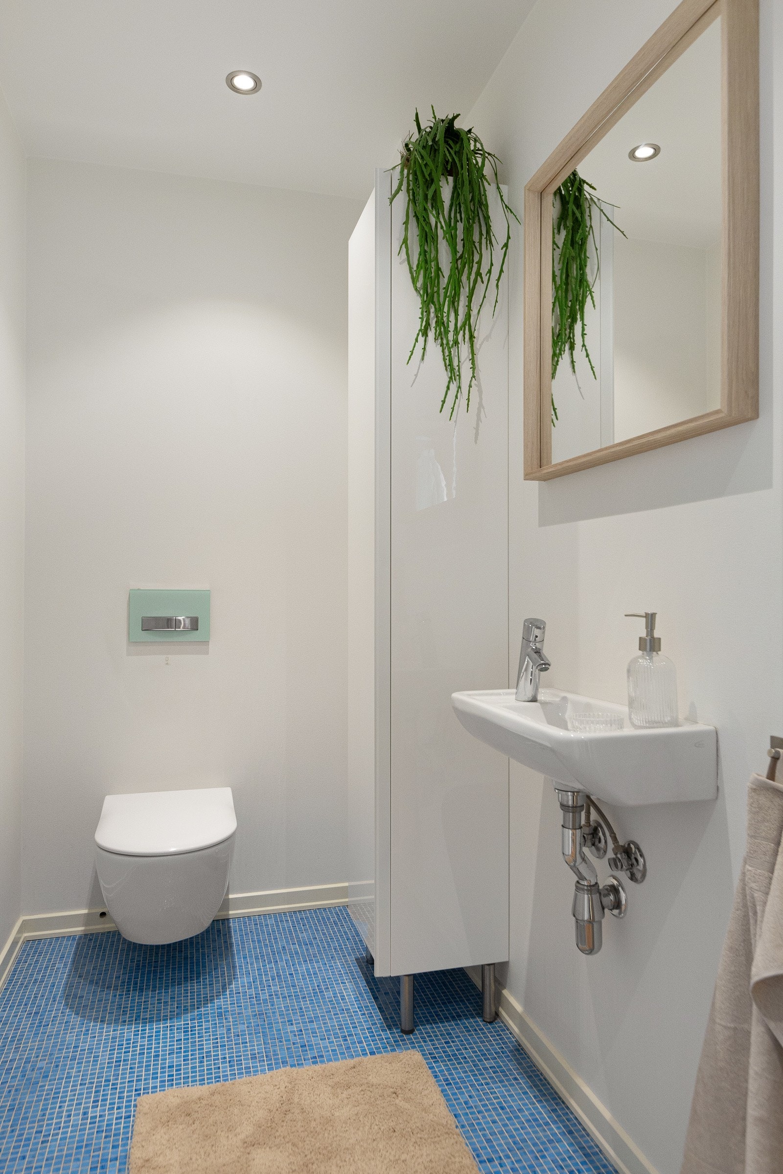 Praktisk WC-rom ved mellomgang med eksklusive fliser på gulv med varme, vegghengt klosett fra Villeroy & Boch. Galleribilde