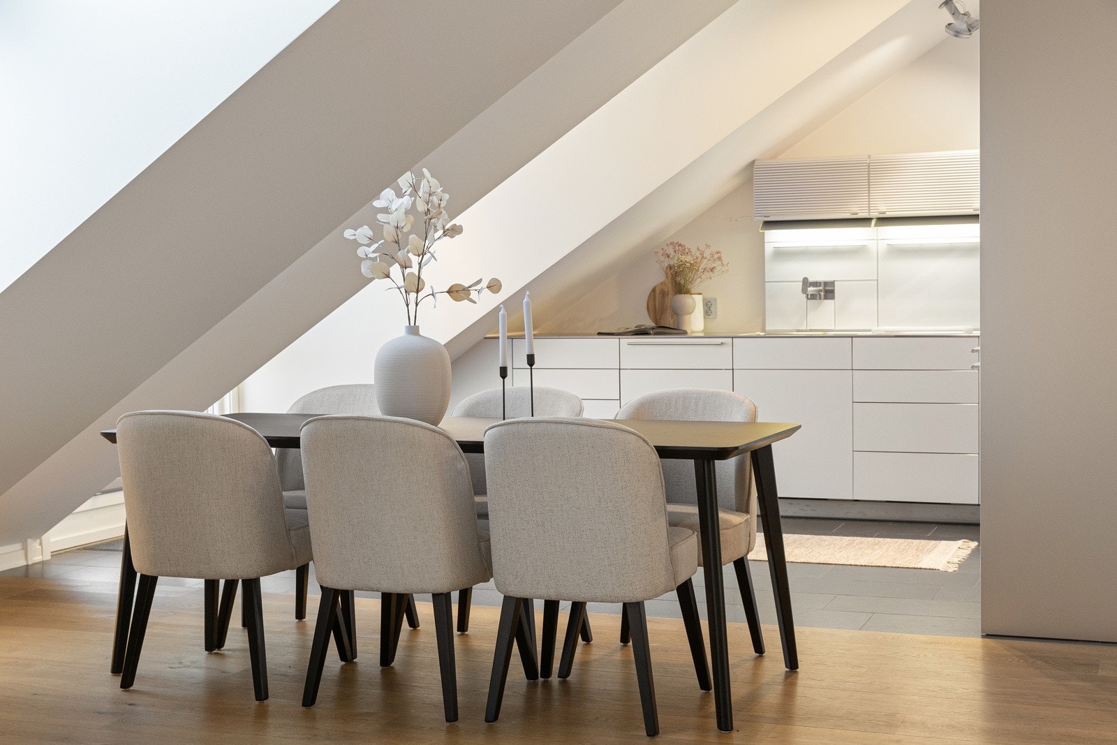 I tilknytning til kjøkkenet er det god plass til stort spisebord for sosiale sammenkomster. Galleribilde