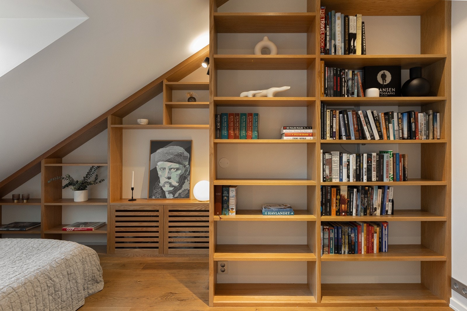 Her har du også plassbygget, arkitekttegnet bokhylleløsning fra Caspari Møbelsnekker og belysning fra Expo Nova. Galleribilde