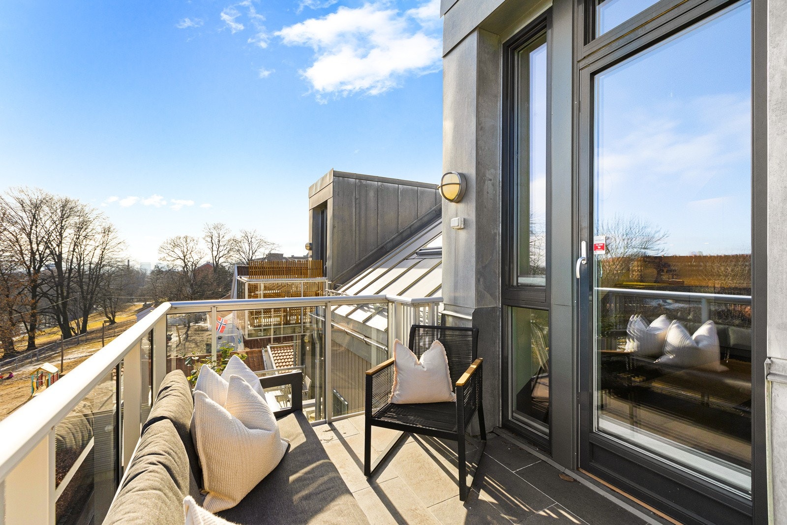 Fra kjøkkenet er det også utgang til balkong med tilsvarende størrelse som fra stuen. Her også er det god plass til balkongmøbler. Begge balkong belagt med eksklusiv skifer. Galleribilde