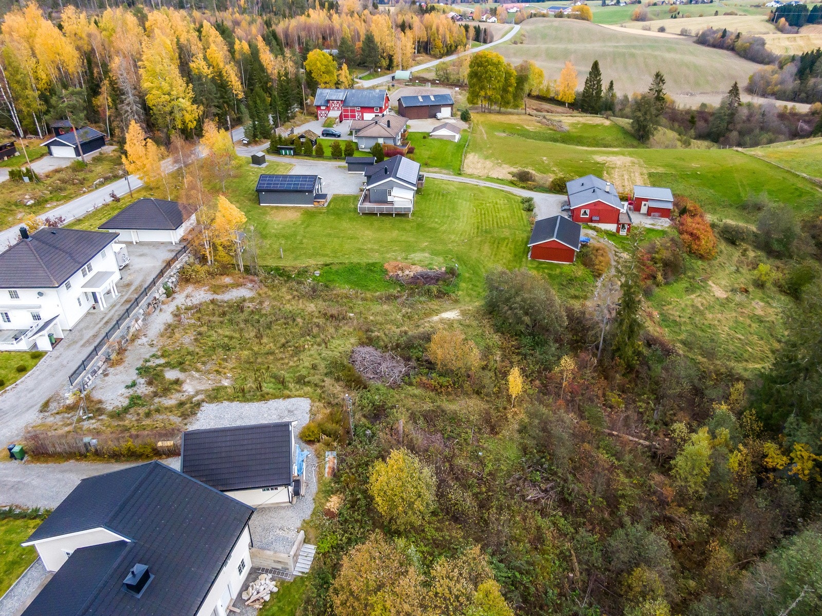 Solrik tomt i naturskjønne omgivelser Galleribilde