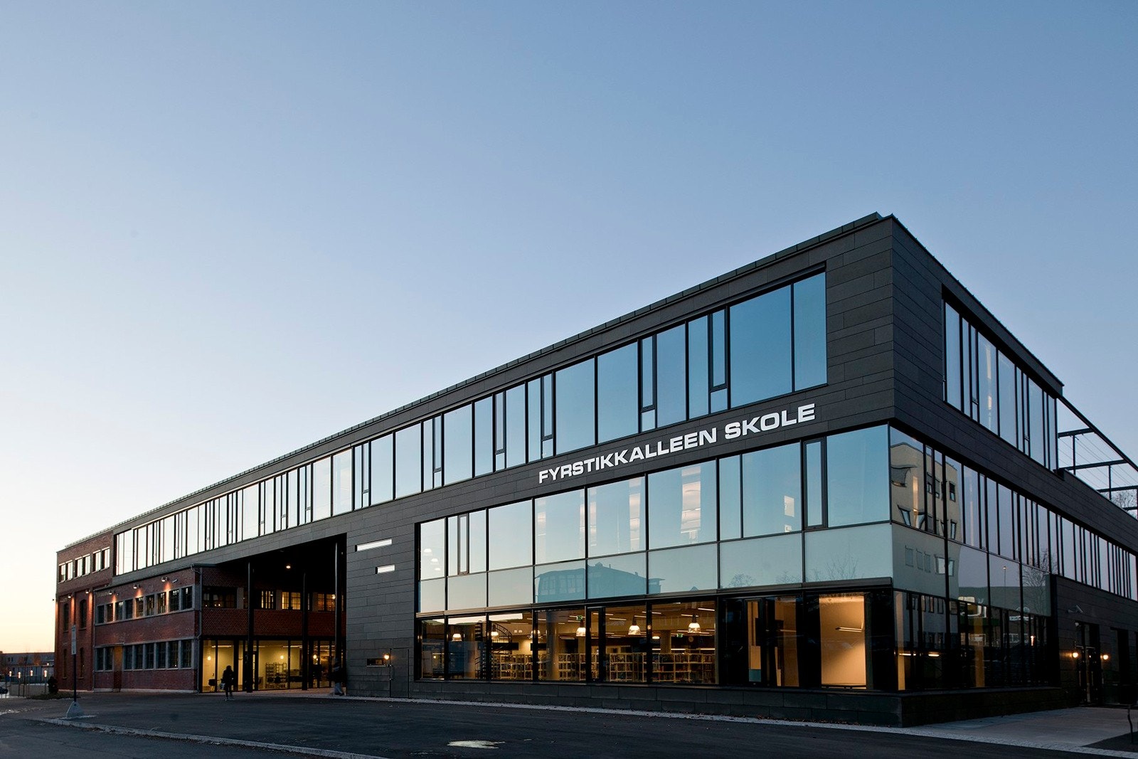 Fyrstikkalleeen skole ligger en knapp 20 minutters gåtur unna Galleribilde