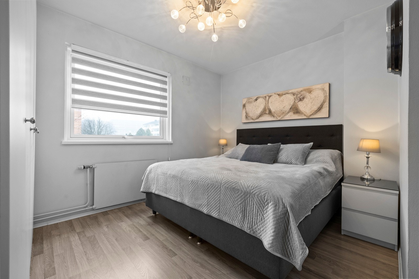 Hovedsoverommet har god plass til dobbeltseng og godt med lysinnslipp Galleribilde