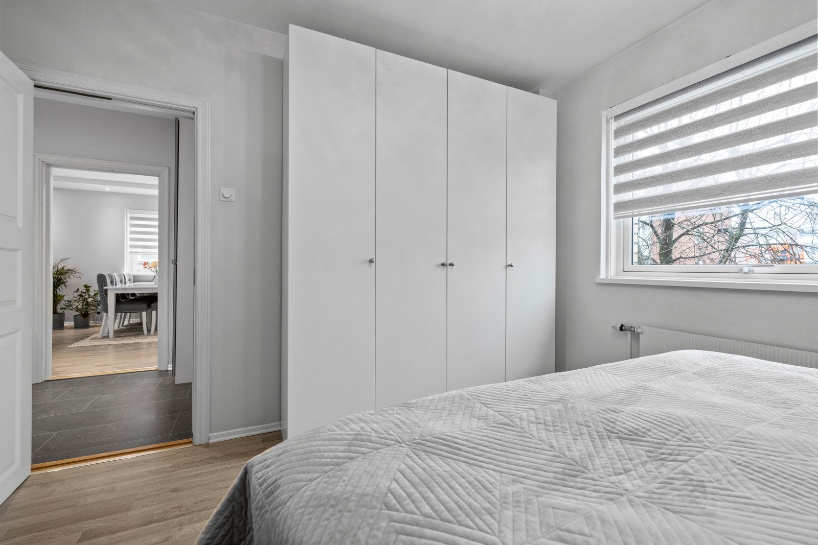 Med en stor garderobeløsning har man et praktisk sted å oppbevare klær Galleribilde