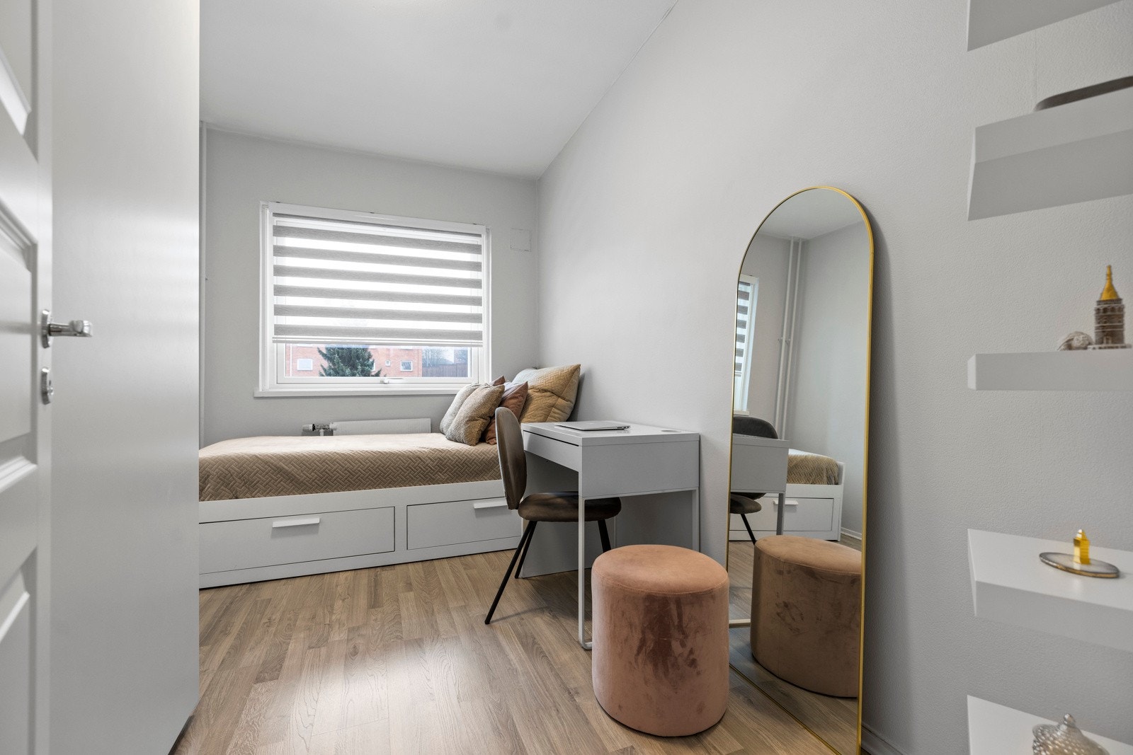 Det tredje soverommet er innredet med enkeltseng og en arbeidsstasjon Galleribilde