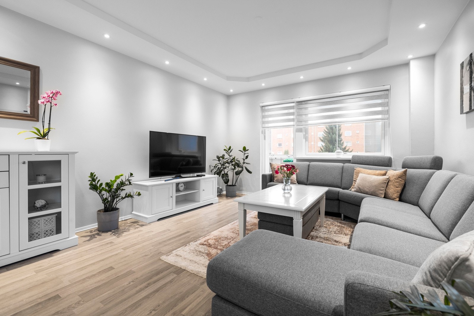 Stuen ble pusset opp i 2017, med spotter i taket og sparklede vegger Galleribilde