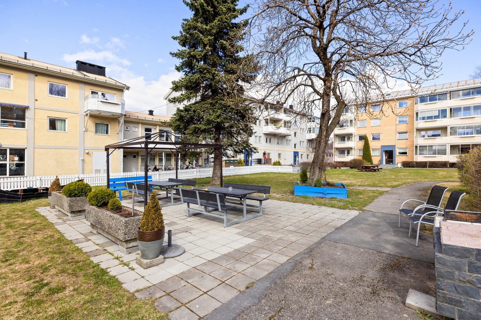 Fellesområdene har også parkbenker for sosiale sammenkomster utendørs Galleribilde