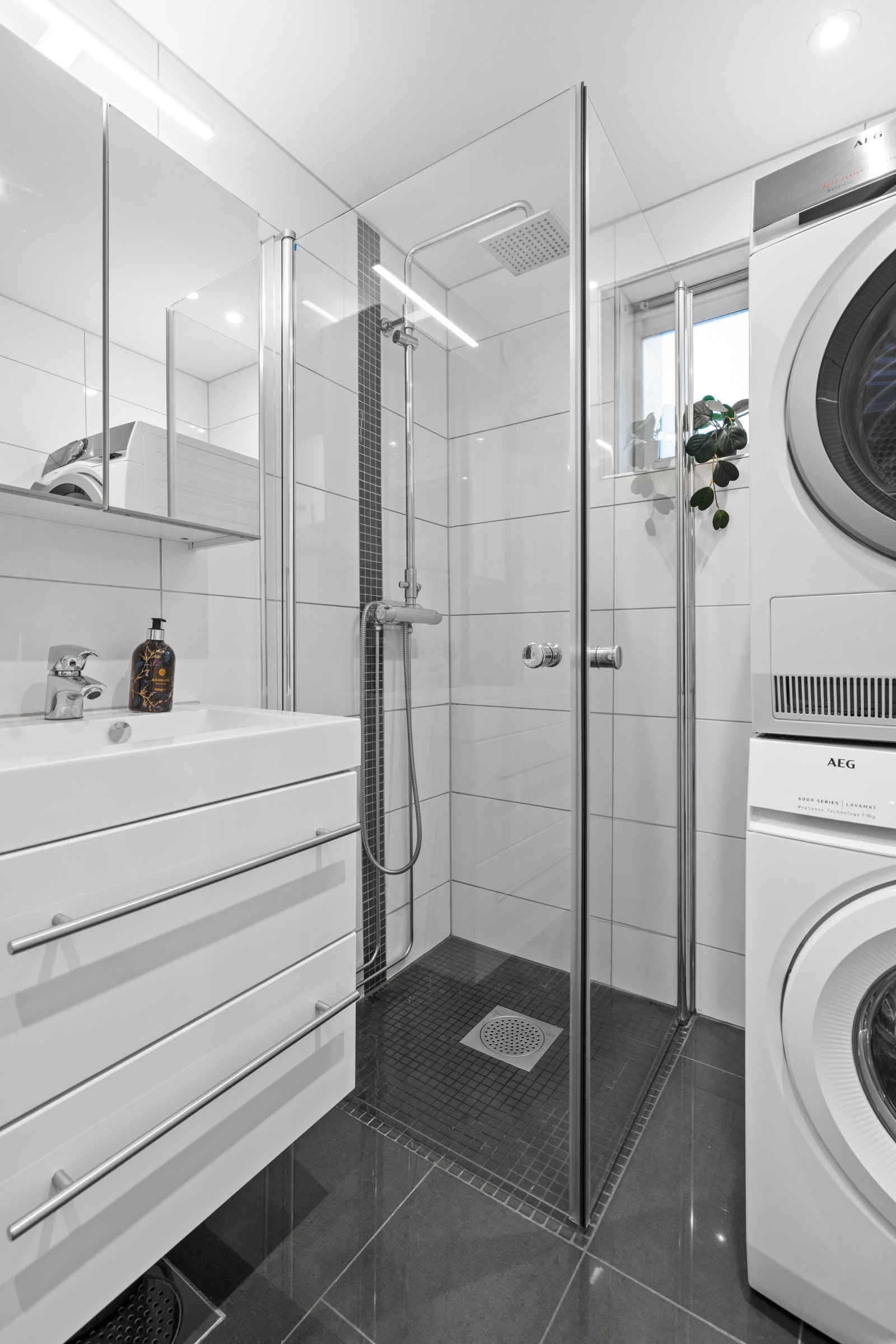 Her er det opplegg til både vaskemaskin og tørketrommel Galleribilde