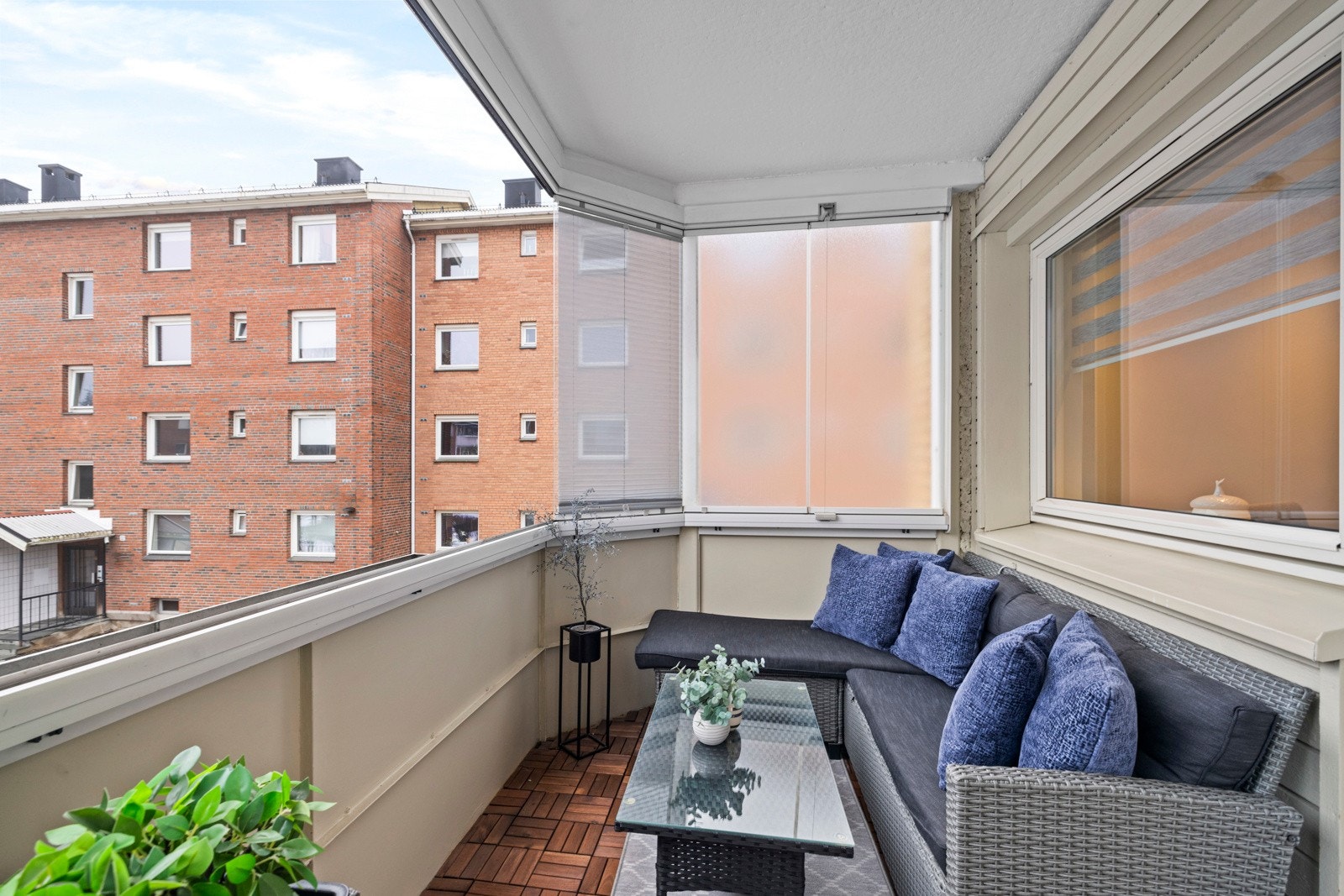 Leiligheten har en innglasset balkong på 8 kvm, med utgang fra stuen Galleribilde