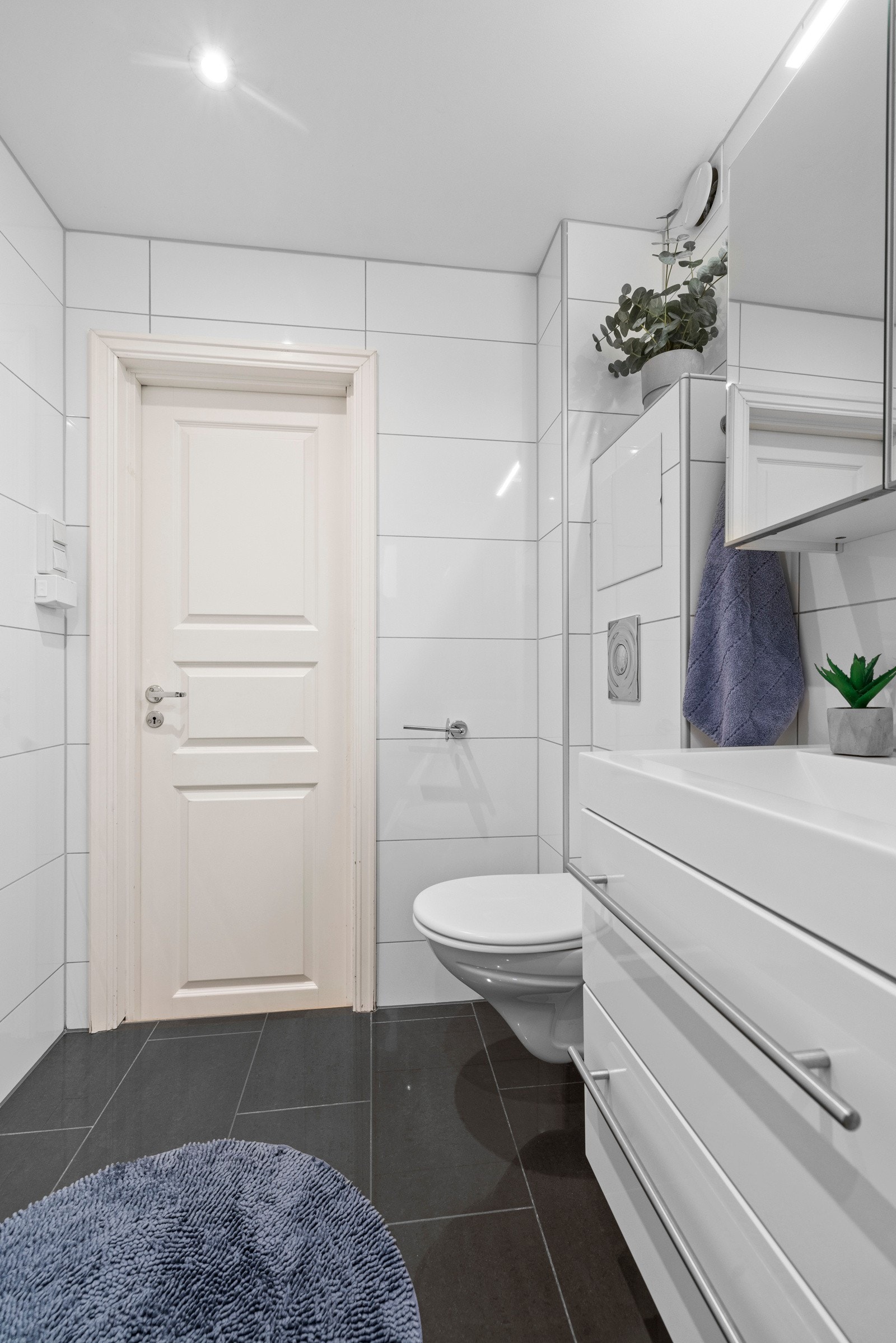 For oppbevaring er det skap over og under den vegghenge servanten Galleribilde