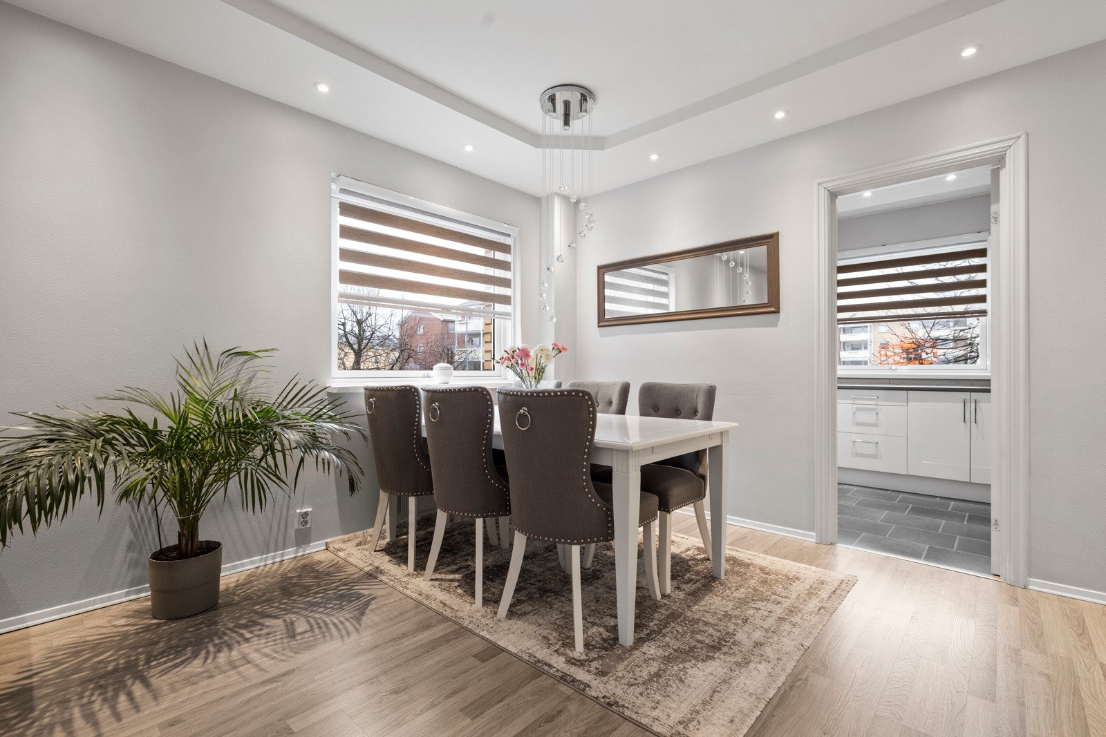 Med god plass til spisebord og sofagruppe kan du innrede til både avslapping og sosiale sammenkomster Galleribilde