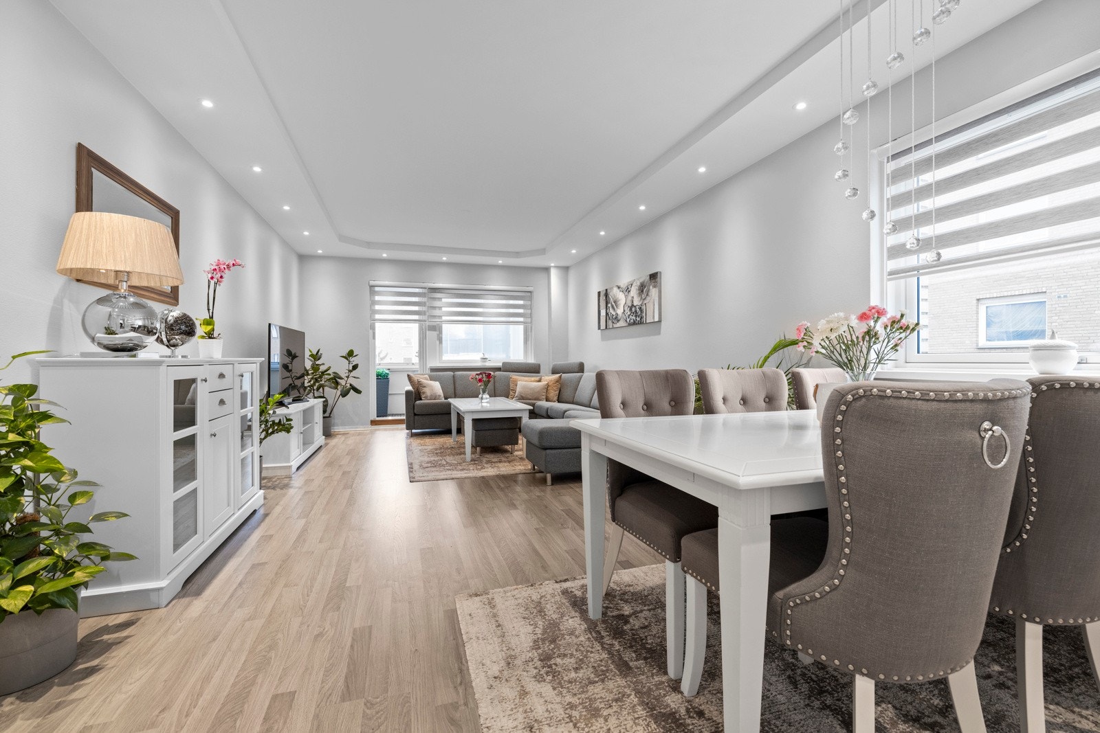 Stuen er et romslig og innbydende oppholdsrom med lyse flater, og godt med lysinnslipp Galleribilde