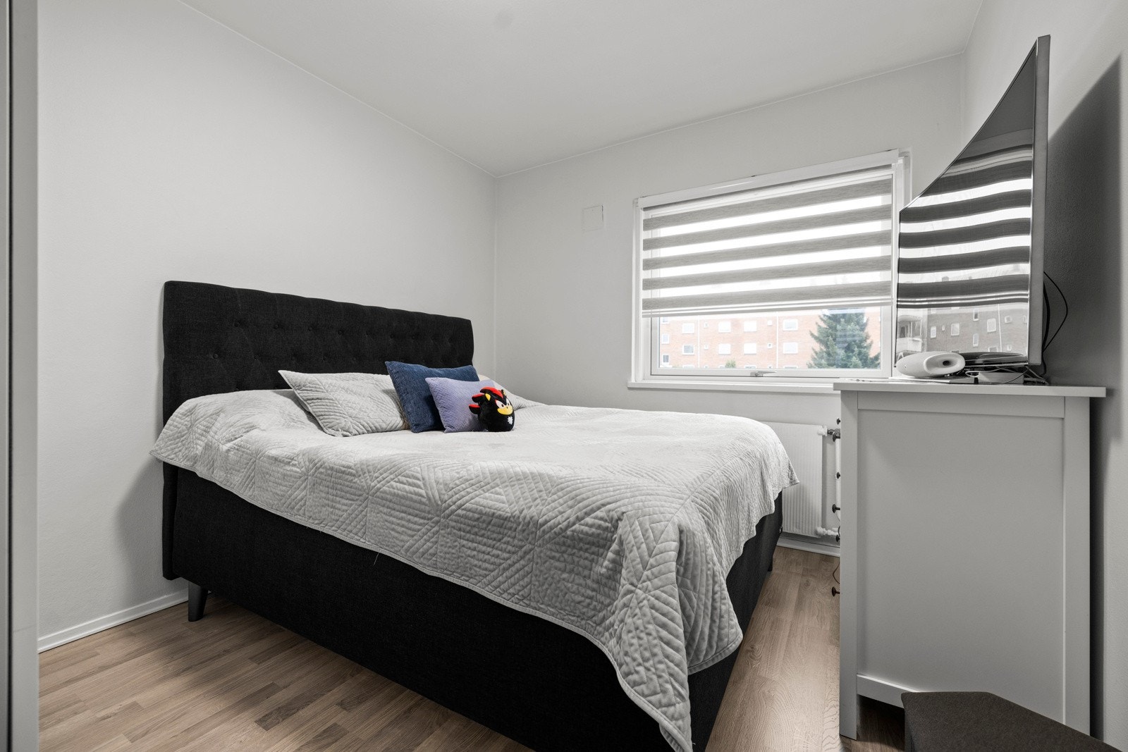 Det andre soverommet er lik i størrelse, med plass til dobbeltseng og oppbevaring Galleribilde