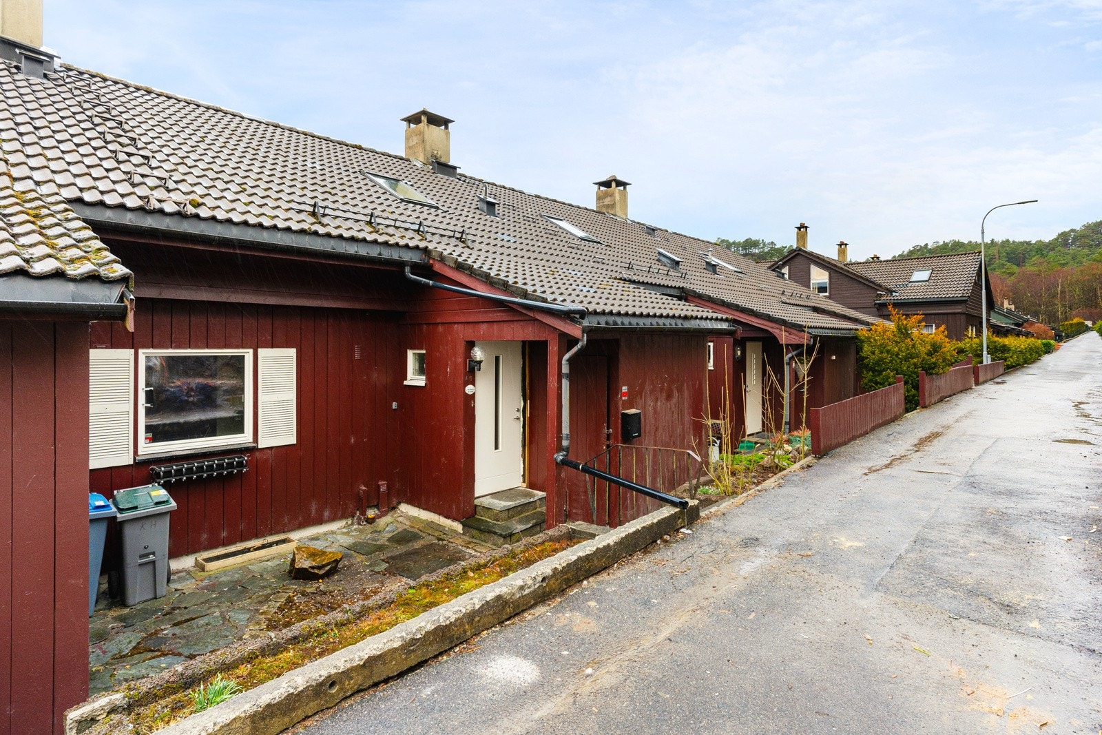 Det er gratis parkering langs veien, ladestasjon, parkeringsplasser og garasjeplasser - her kan man ha flere biler. Det er veldrevet og barnevennlig borettslag. Galleribilde
