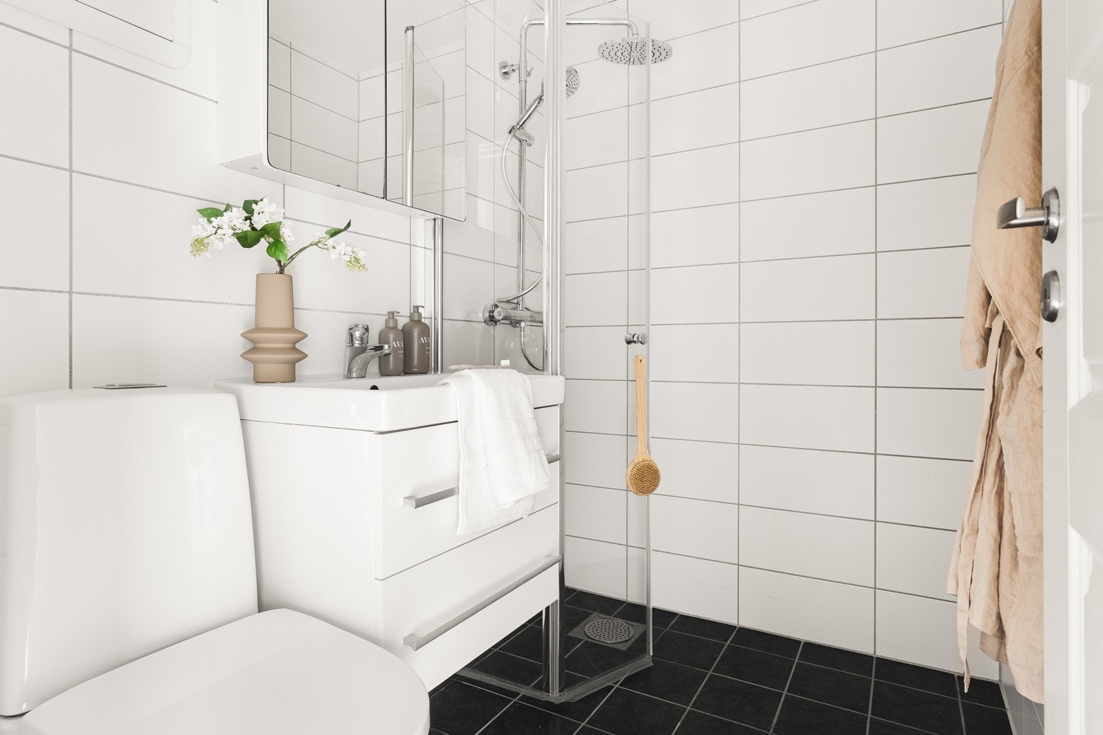 Det andre badet er i underetasjen og er fra 2014. Det er selvsagt varme i gulv på begge rom. Galleribilde