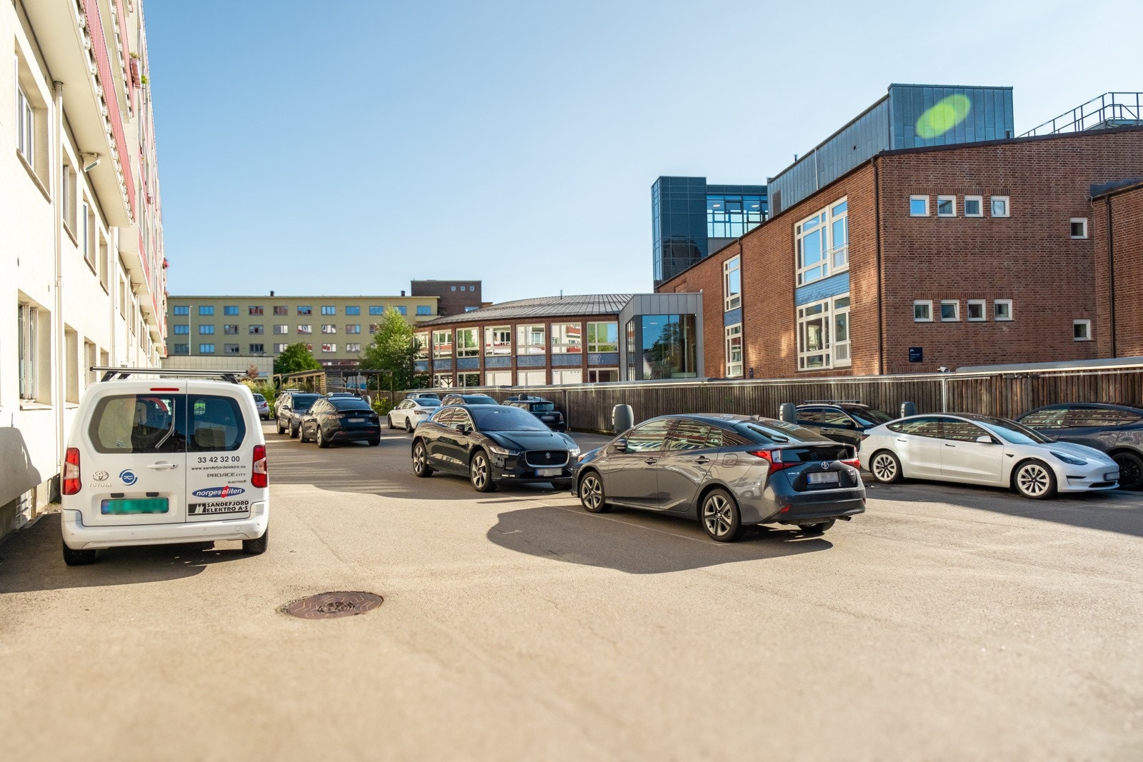 Boligselskapet har 33 parkeringsplasser (også med lading) som leies ut etter venteliste. Styret tildeler parkeringsplass i henhold til liste over aksjeeiere/leietaker etter den rekkefølgen de har meldt interesse. Galleribilde