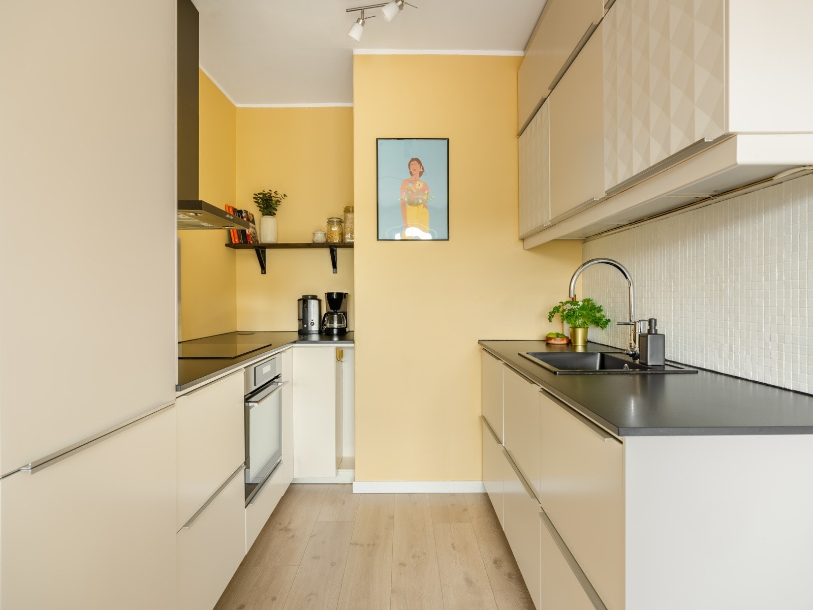 Moderne kjøkken fra 2015 med integrerte hvitevarer som oppvaskmaskin, kjøleskap med frysedel, stekeovn og induksjon platetopp. Komfyrvakt og automatisk lekkasjevarsler (WaterGuard) er montert. Galleribilde