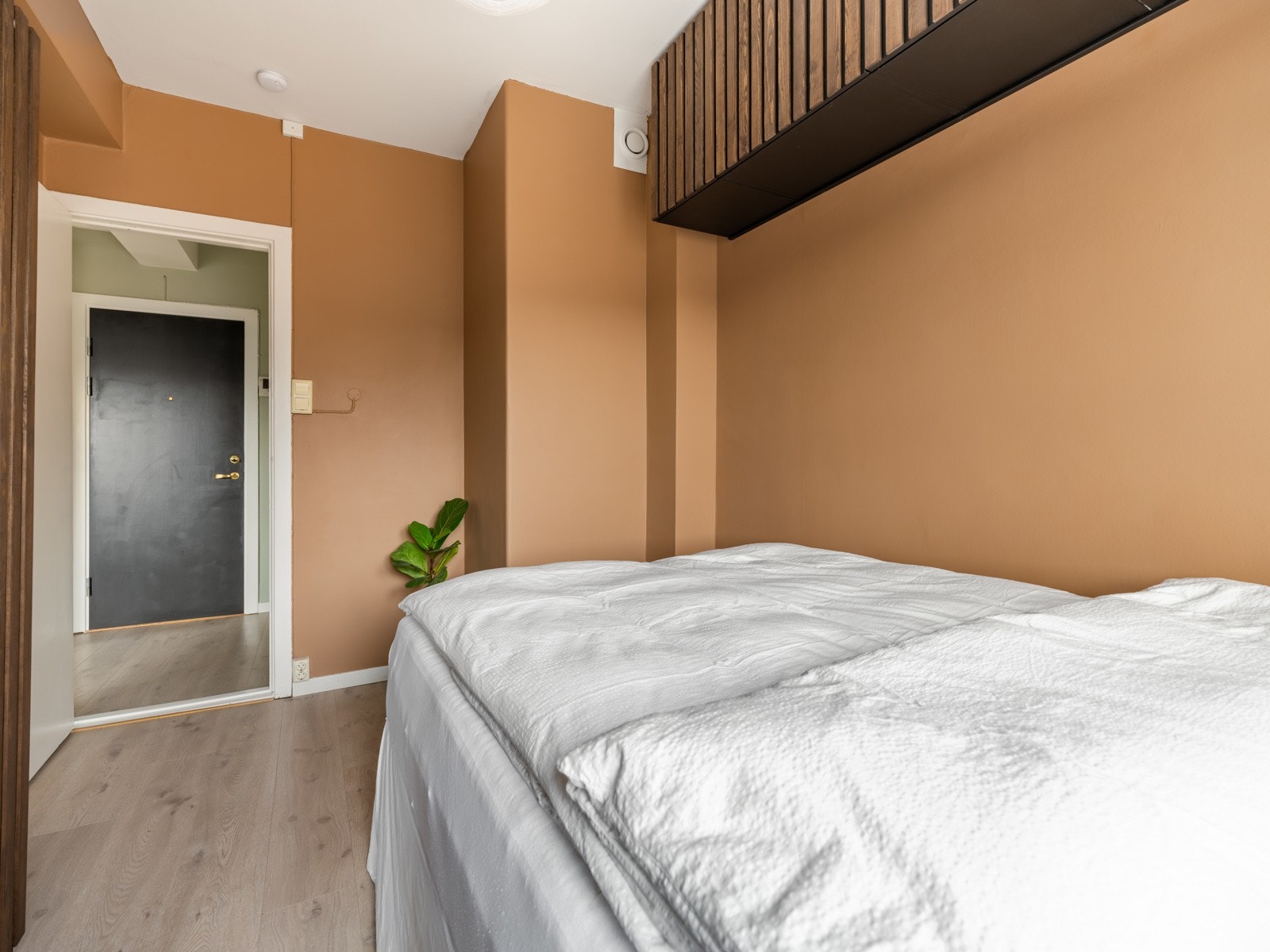 Det er montert vegghengt skapløsning for opptimalisering av plassen. Galleribilde