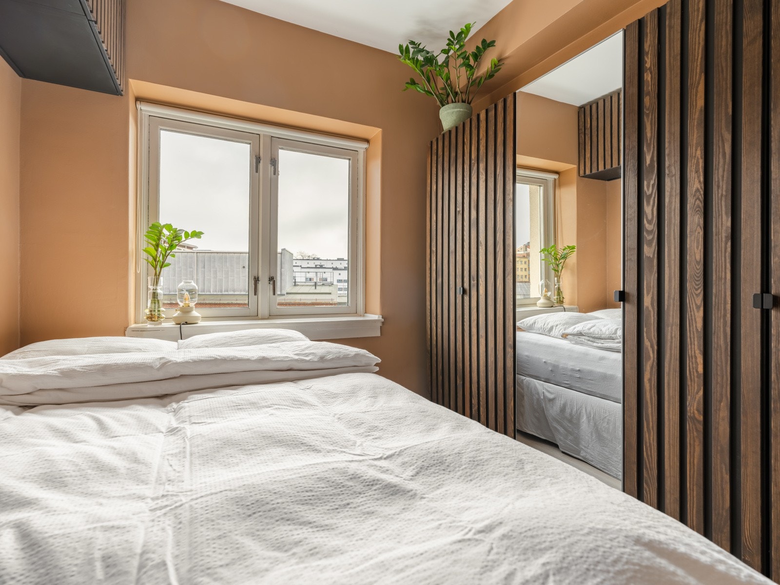 Godt med oppbevaringsplass i smart garderobeløsning. Galleribilde