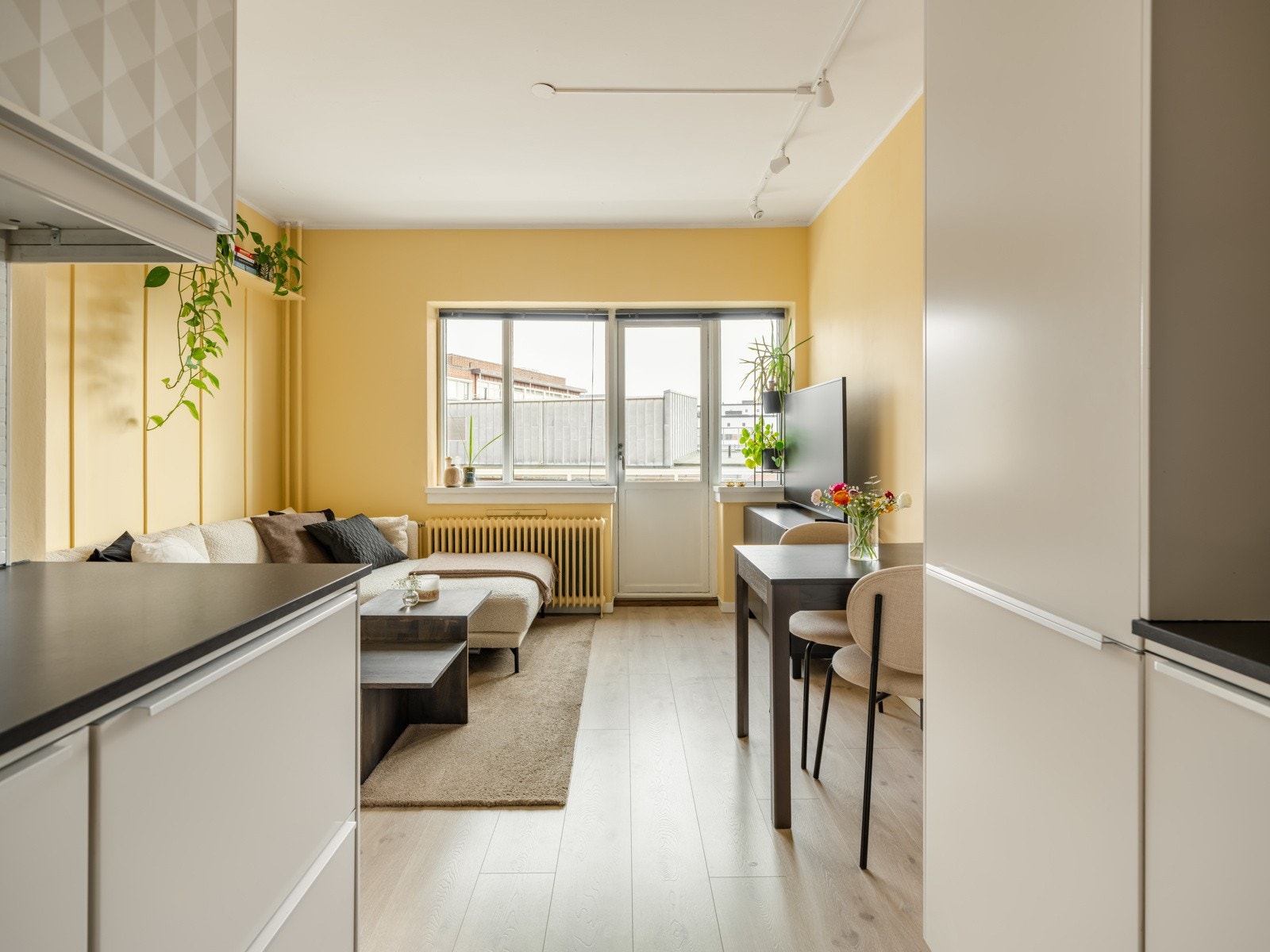 God lysinngang fra store vindusflater. Galleribilde