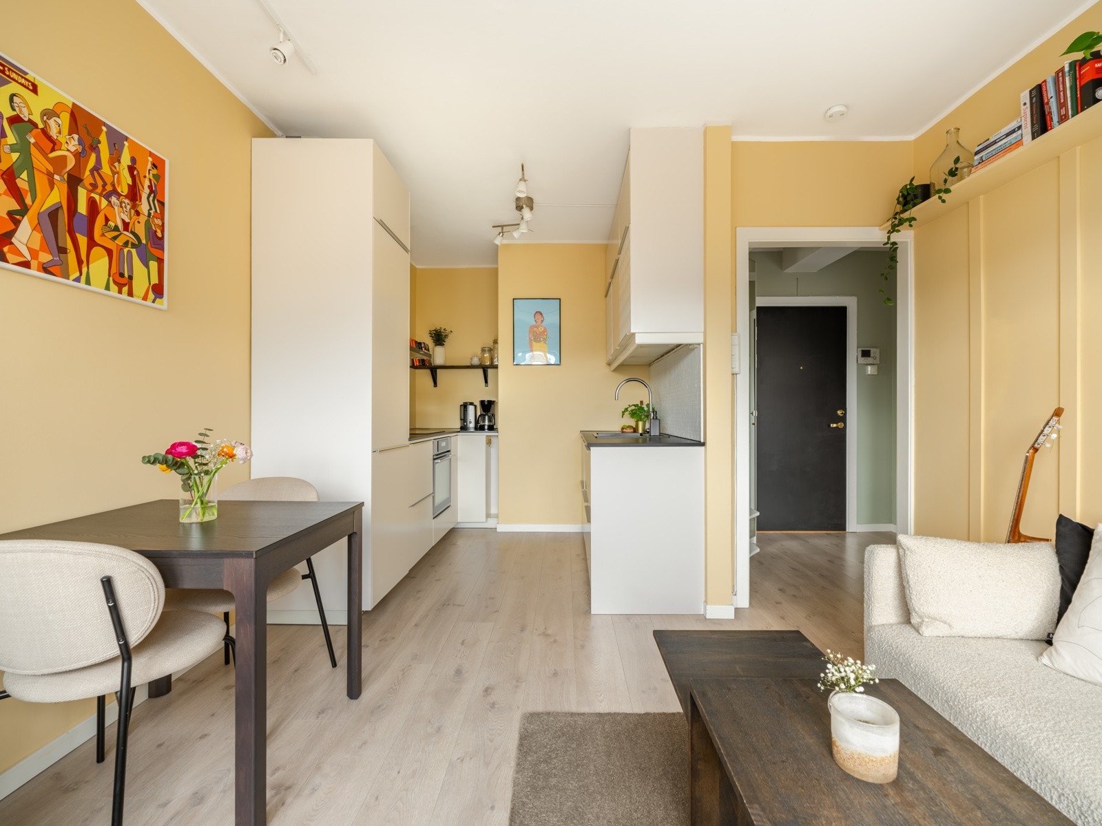 Lyse 1-stavs laminatgulv i alle rom sett bort fra bad. Galleribilde