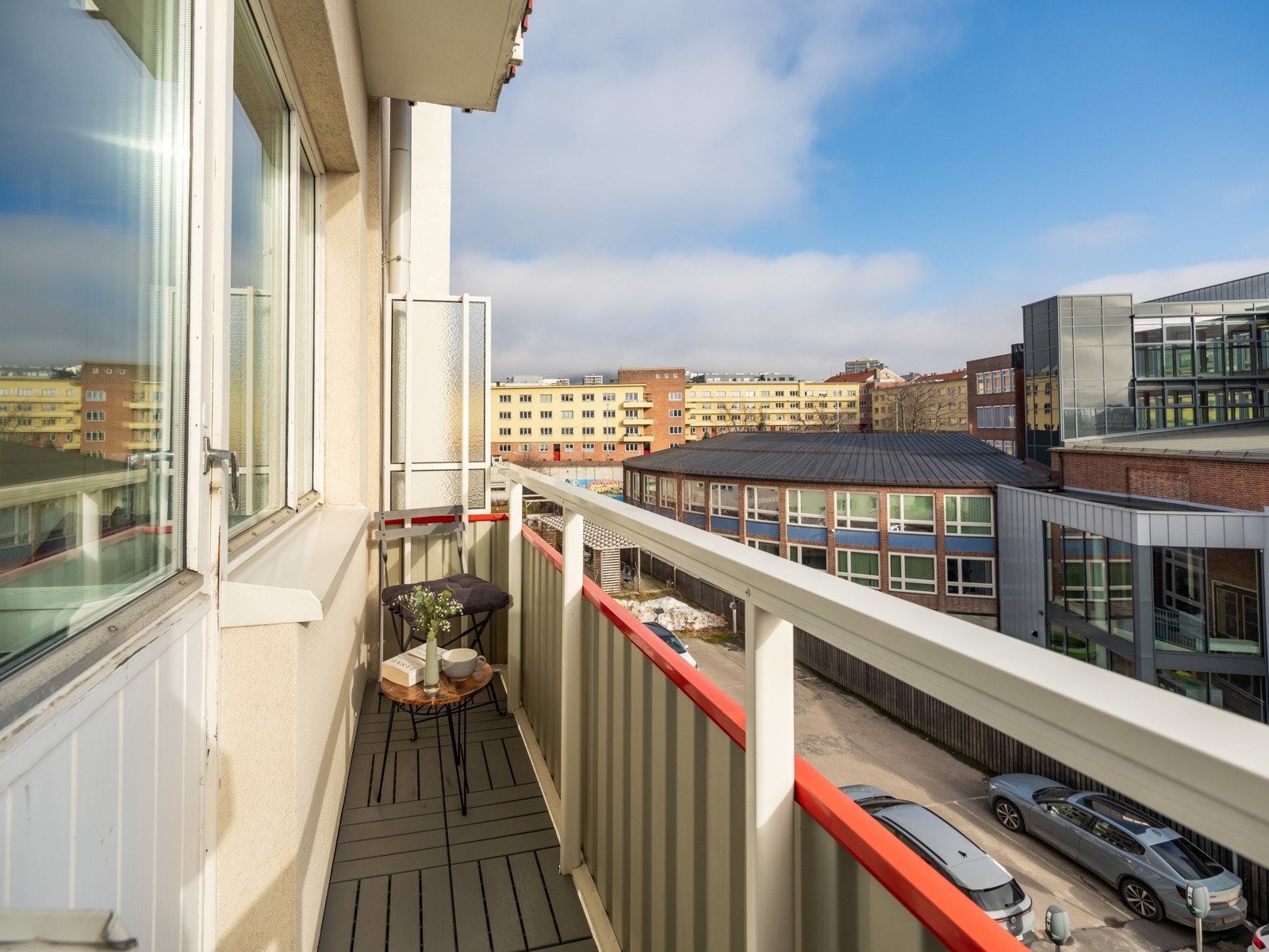 Leiligheten ligger høyt i byggets 3. etasje (oppleves som 4. etasje) med heisadkomst. Galleribilde