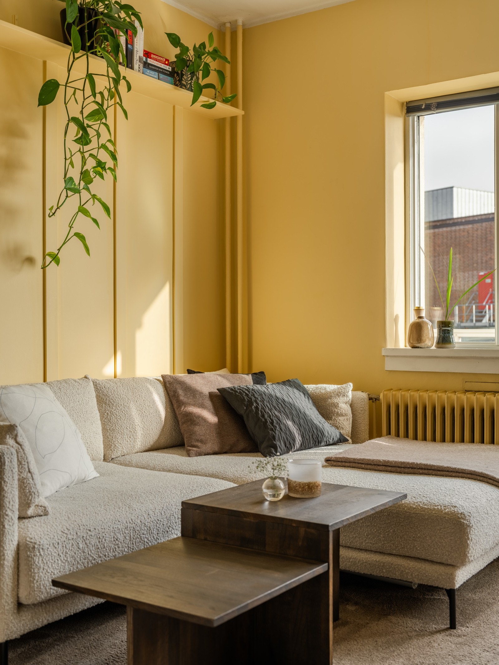 Overflatene er malt i freshe farger. Galleribilde