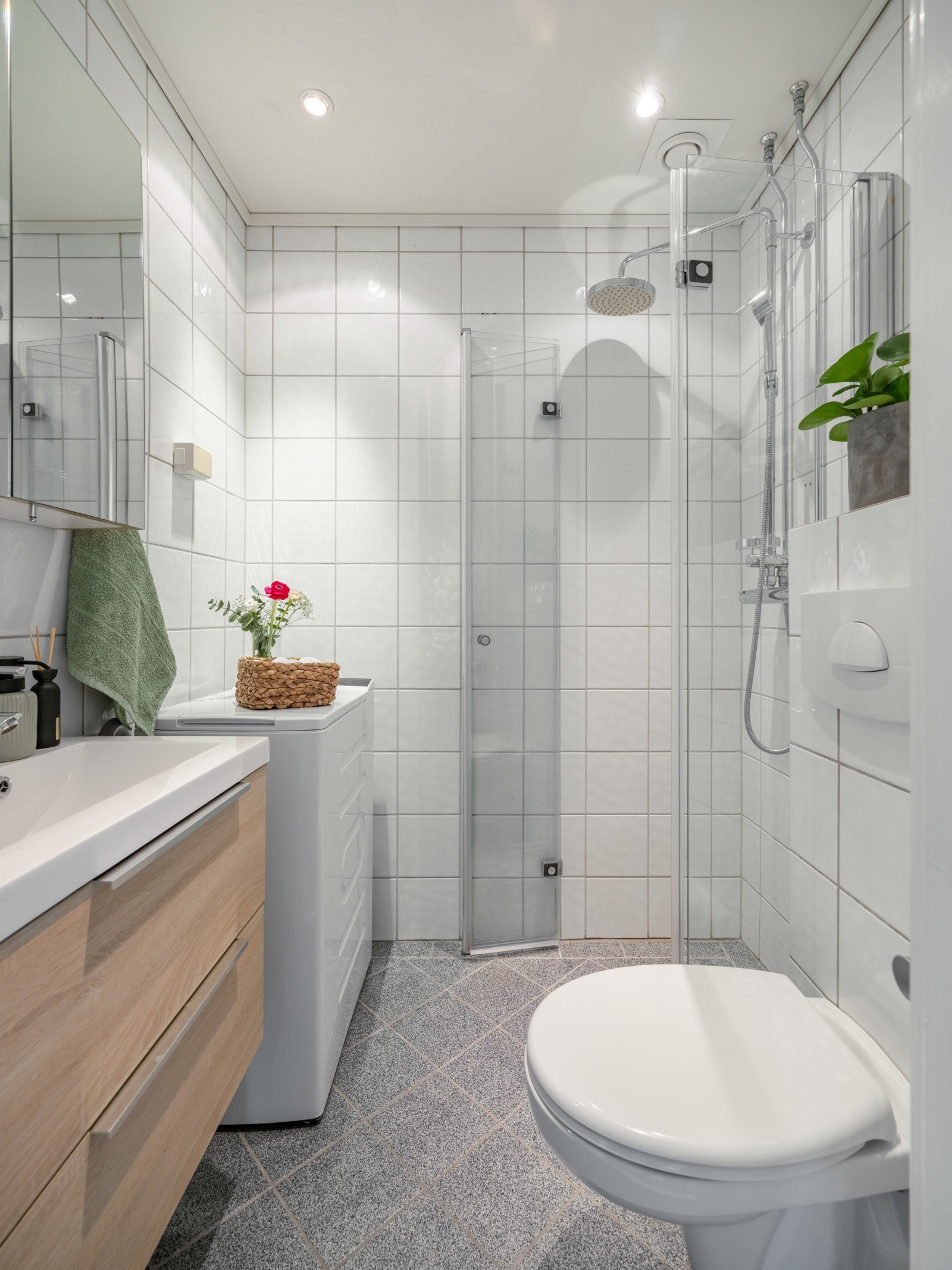 Pent flislagt bad med varmekabler i gulv pusset opp i 2002/2003 i regi av aksjelaget samtidig som det ble gjennomført utskifting av rørsystem/soilrør. Galleribilde