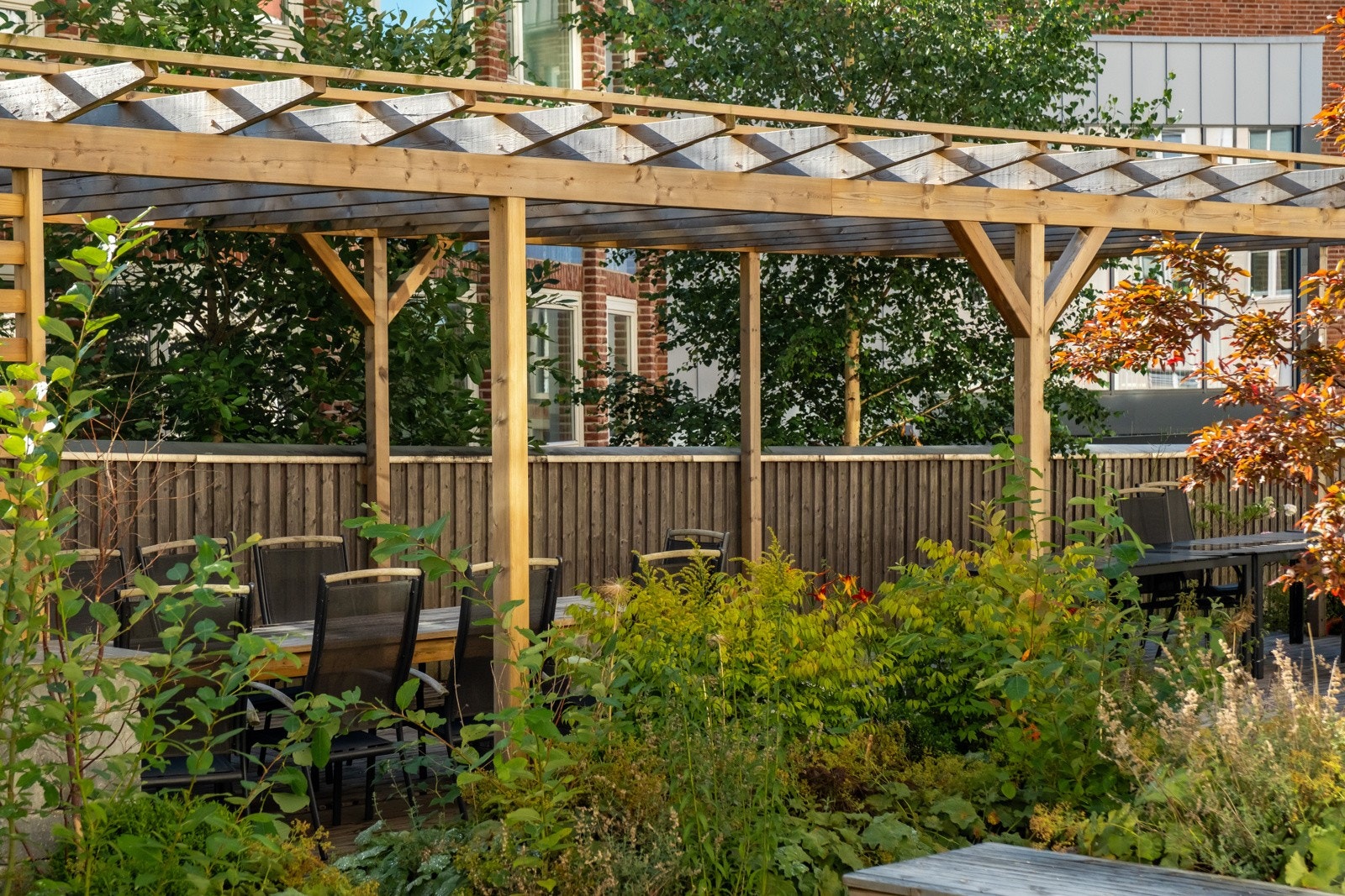 Aksjelaget renoverte og gjorde om bakhagen i 2021/2022. Galleribilde