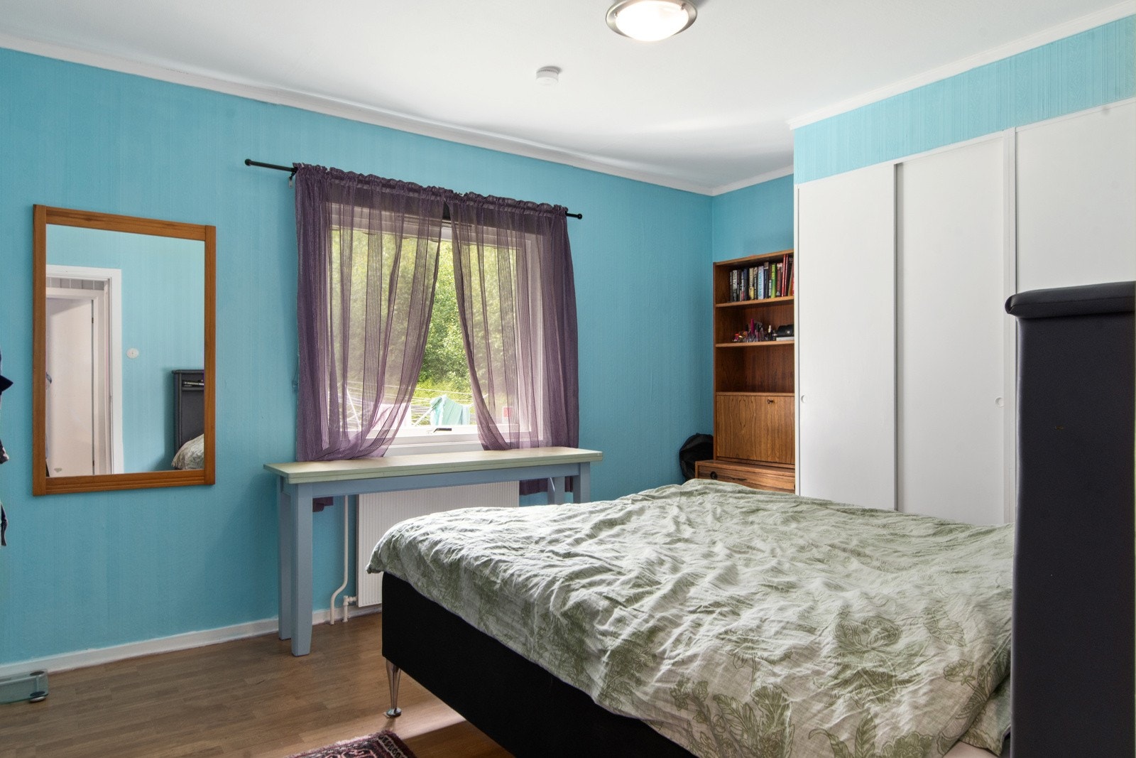 Soverom nr. 1 med god plass til dobbeltseng, nattbord, garderobeløsninger, etc. Galleribilde