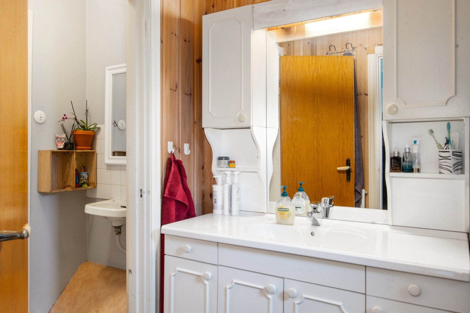 Baderomsinnredning med servant, speil med overlys og dusjkabinett Galleribilde