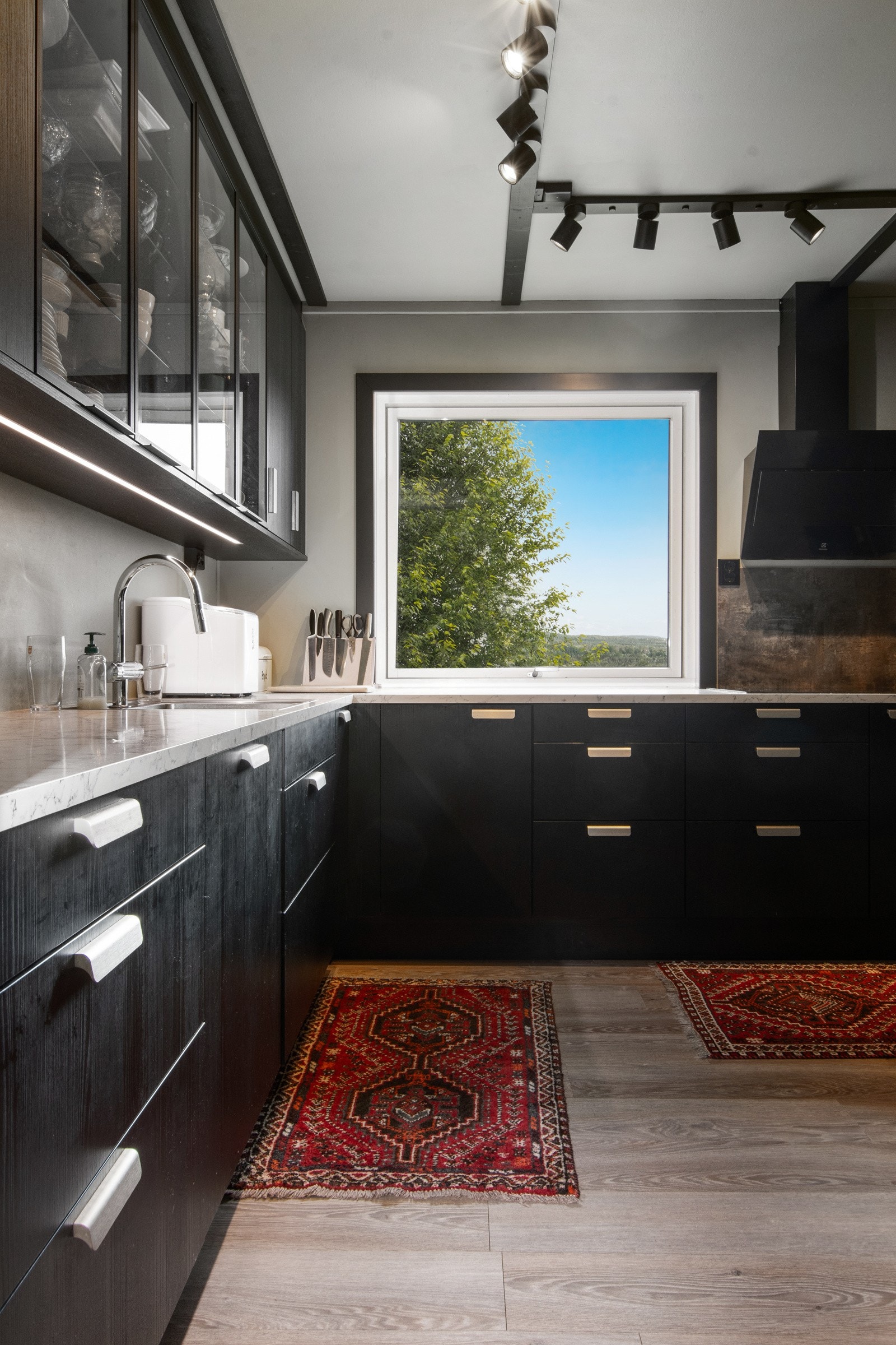 Kjøkkenet byr på god skap- og benkeplass Galleribilde