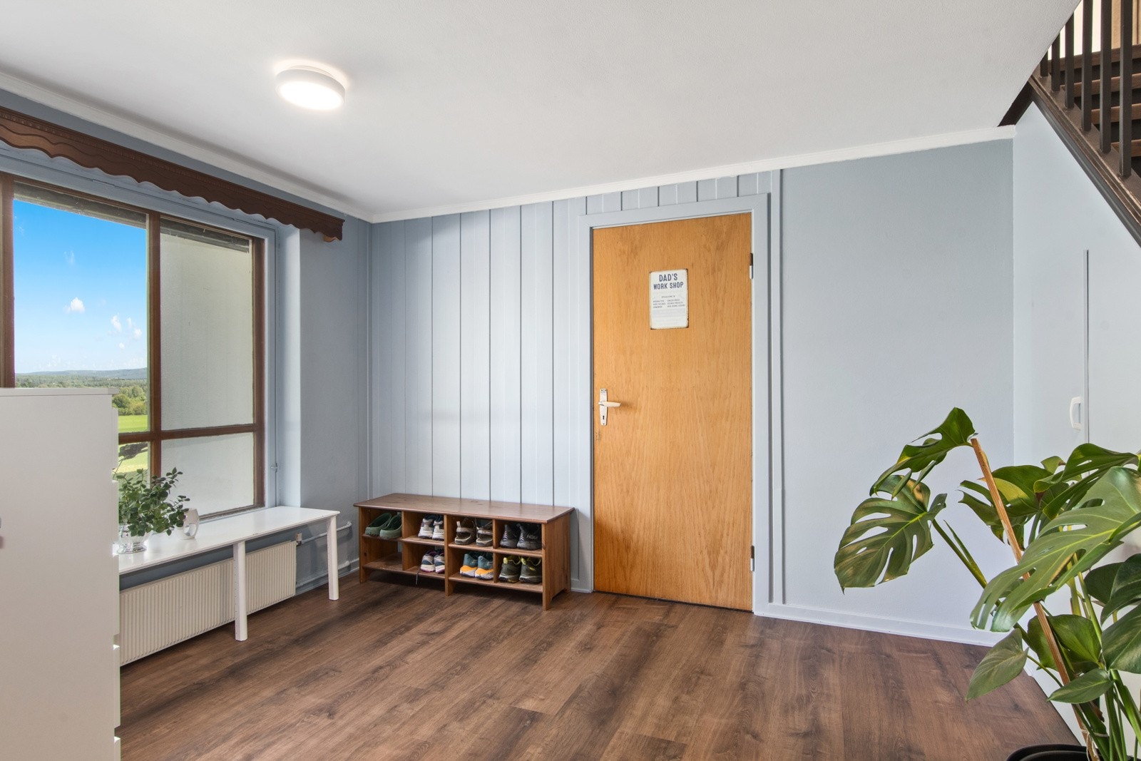 Hall med god plass til å henge fra seg yttertøyet Galleribilde