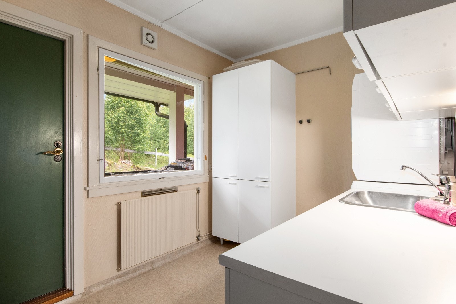 Utgang til hage fra vaskerommet Galleribilde