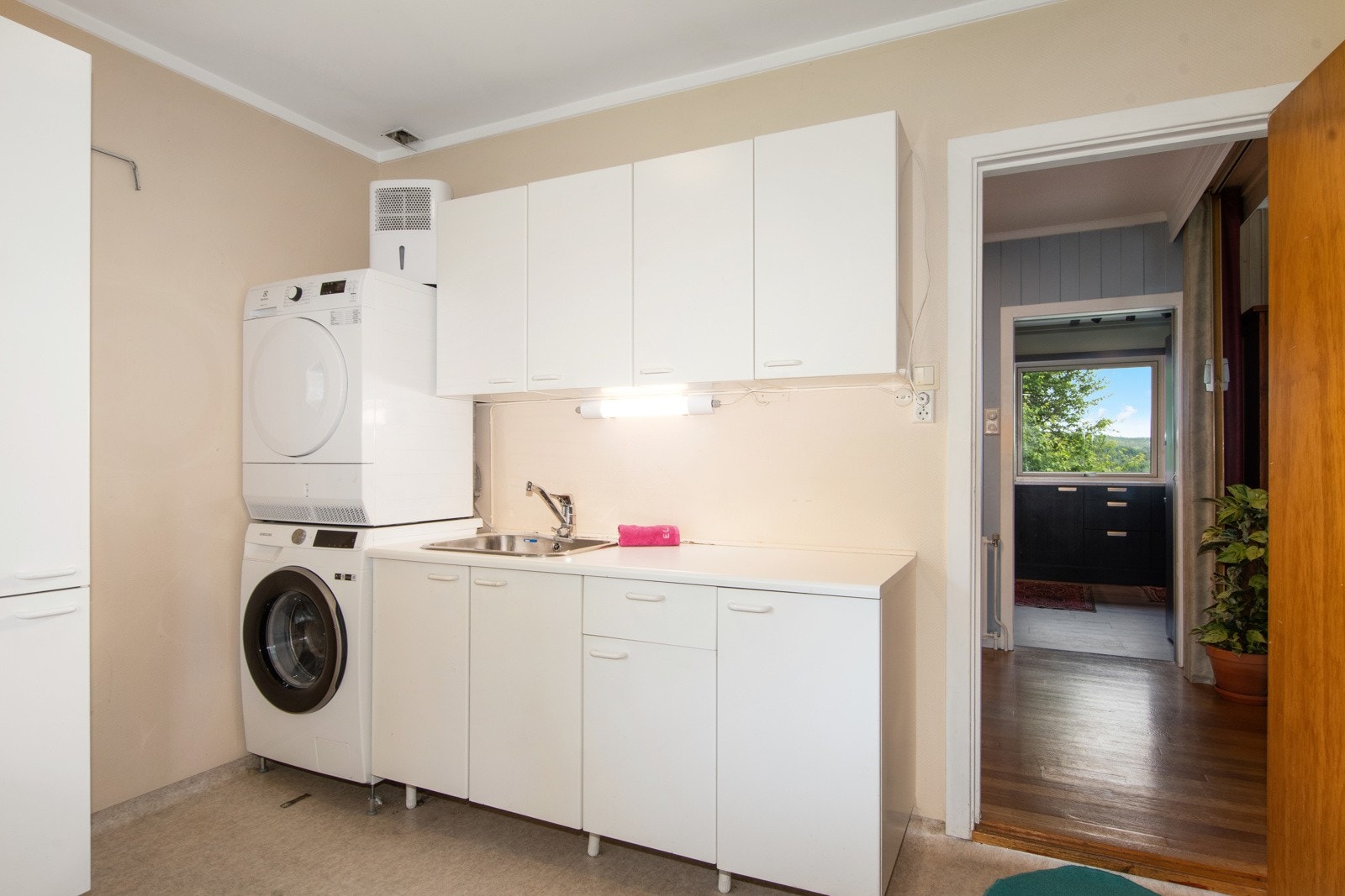 Paktisk vaskerom med opplegg for vaskemaskin Galleribilde