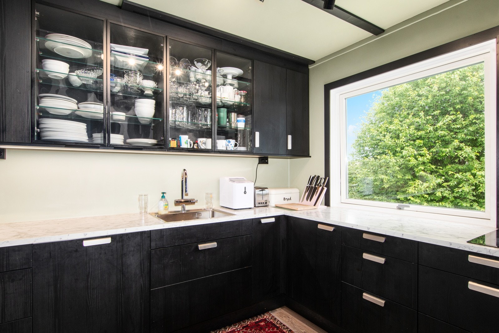 Innebygget platetopp, stekeovn, mikrobølgeovn, oppvaskmaskin og kjøle/fryseskap Galleribilde