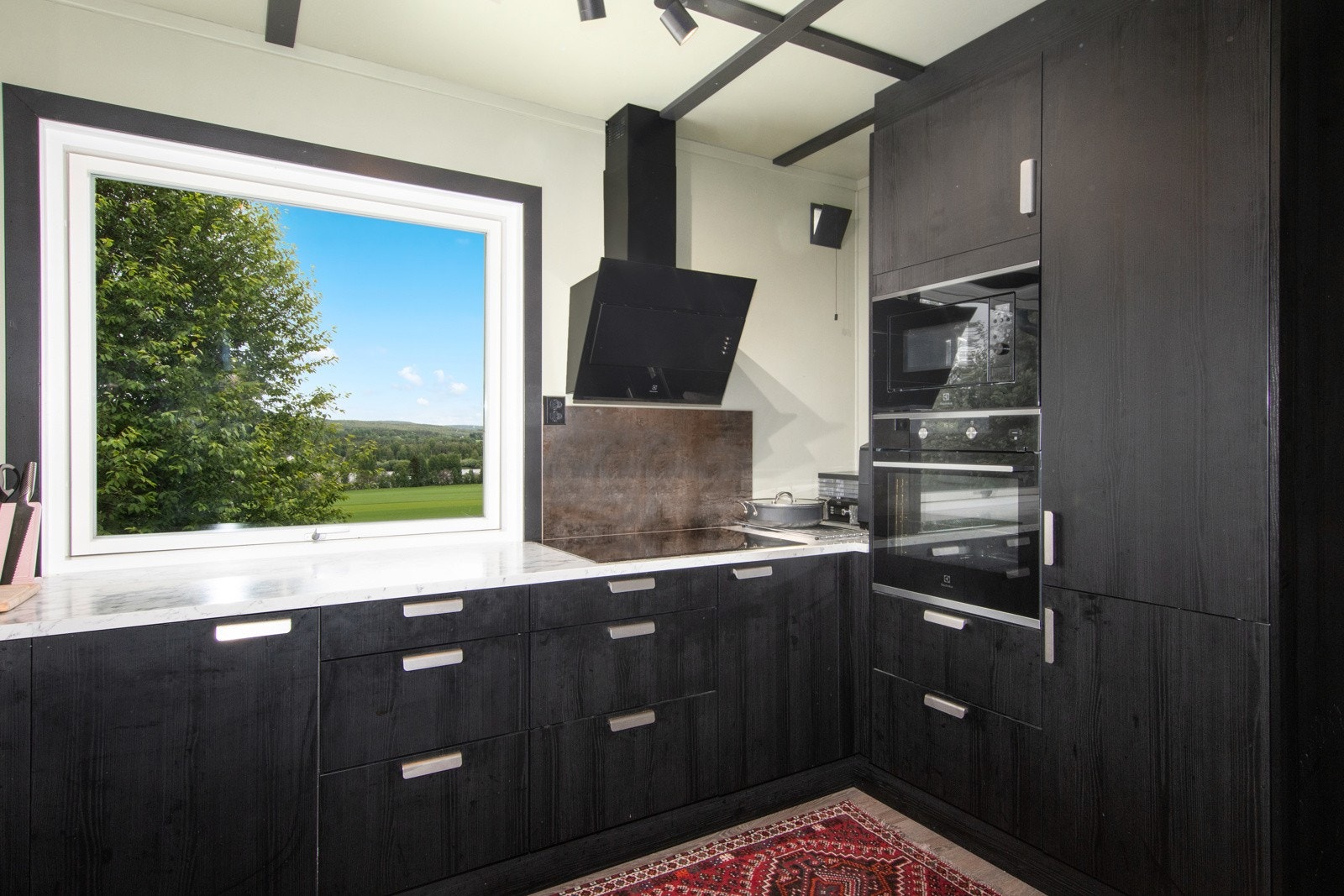 Norema kjøkken fra 2022 - Takhøy kjøkkeninnredning med slette finerte dører og fronter Galleribilde