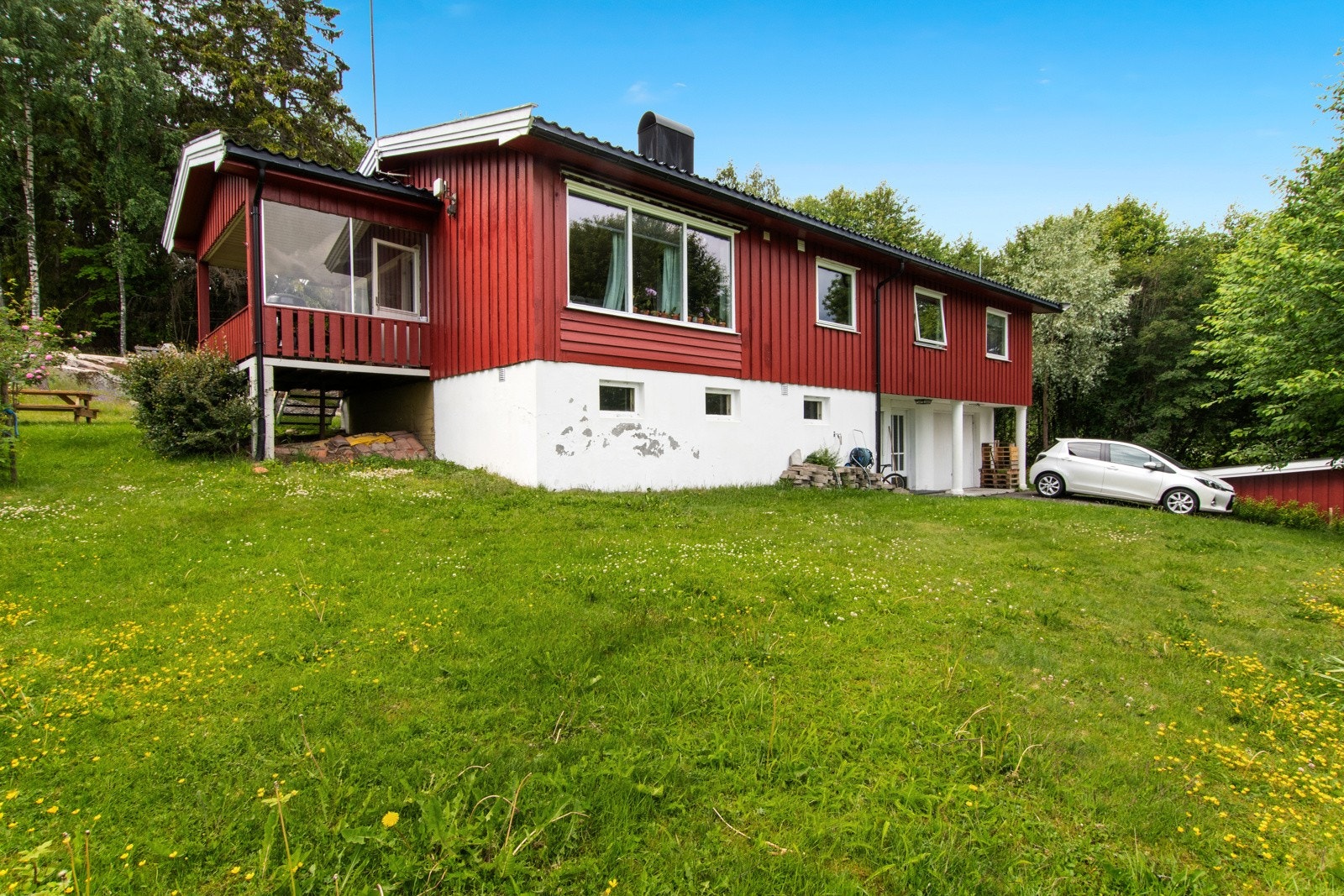 Eiendommen grenser til områder som i hovedsak består av skog og landbruksarealer Galleribilde