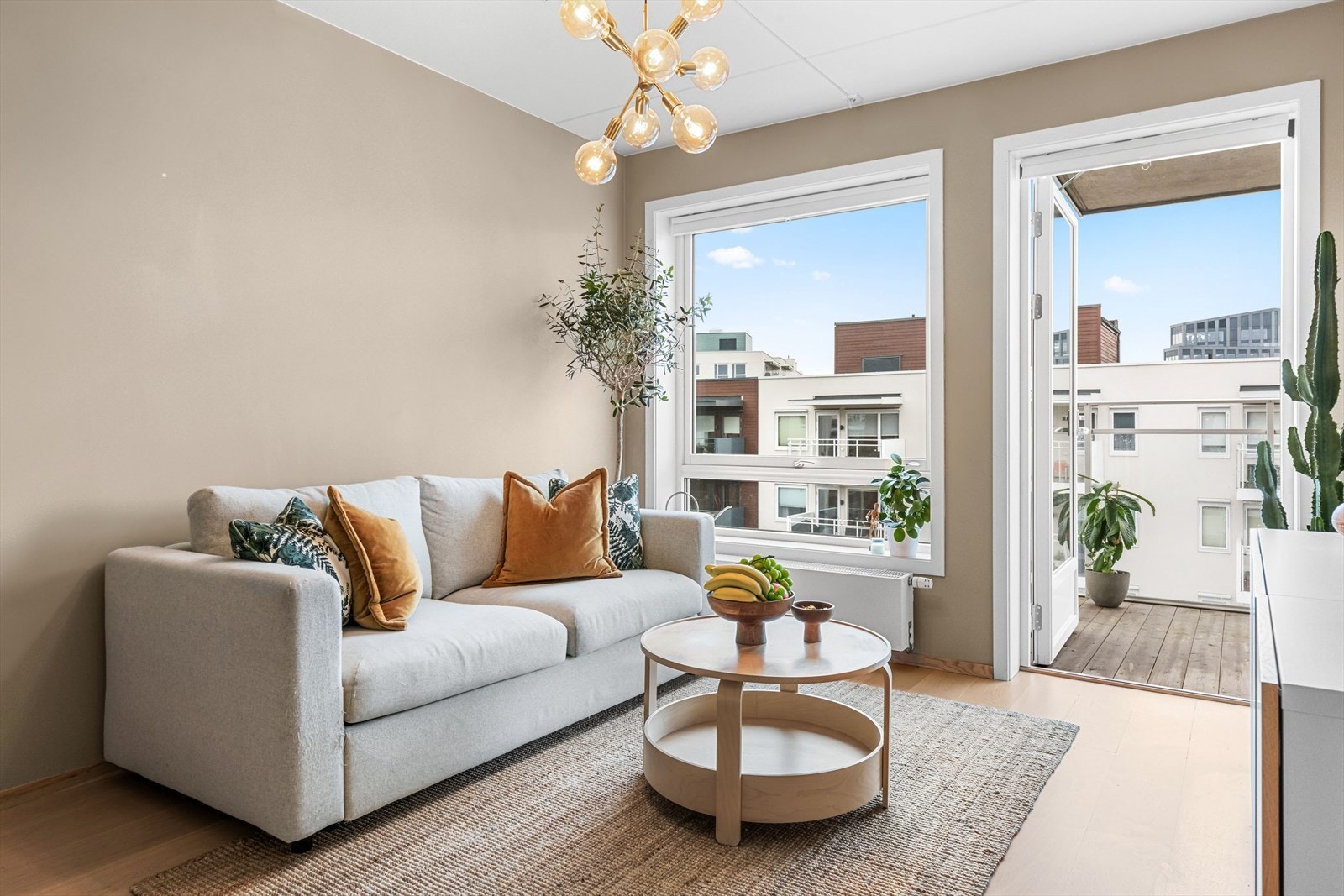 Fra stuen er det direkte adkomst til en flott sør-østvendt balkong. Galleribilde