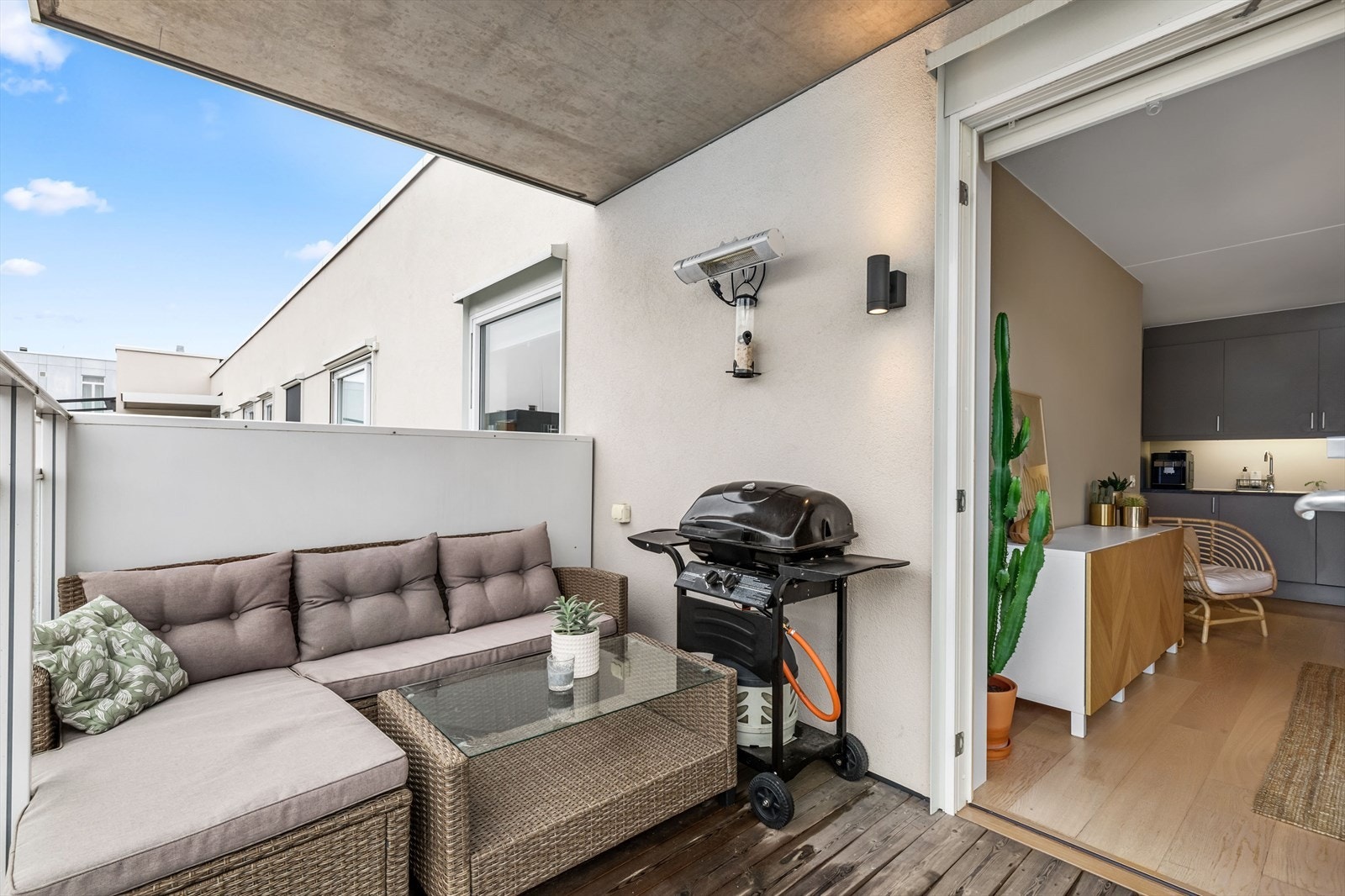 På sommerstid fungerer balkongen som en forlengelse av stuen, hvor man kan nyte varmere dager. Galleribilde